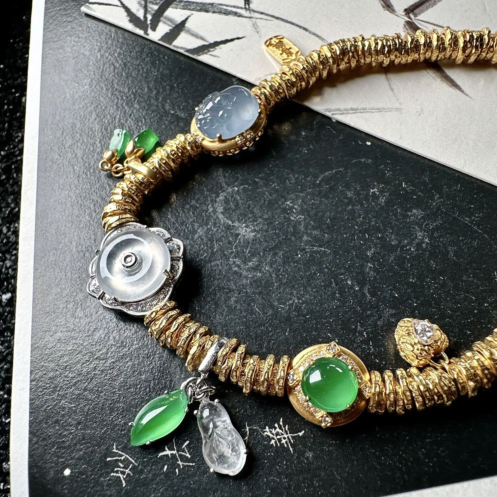 【冰种多种元素盘缠手链】颗颗冰透，饱满圆润，光泽闪耀，流行款，18K金钻镶嵌，其中一颗裸石尺寸10.1*2.7毫米