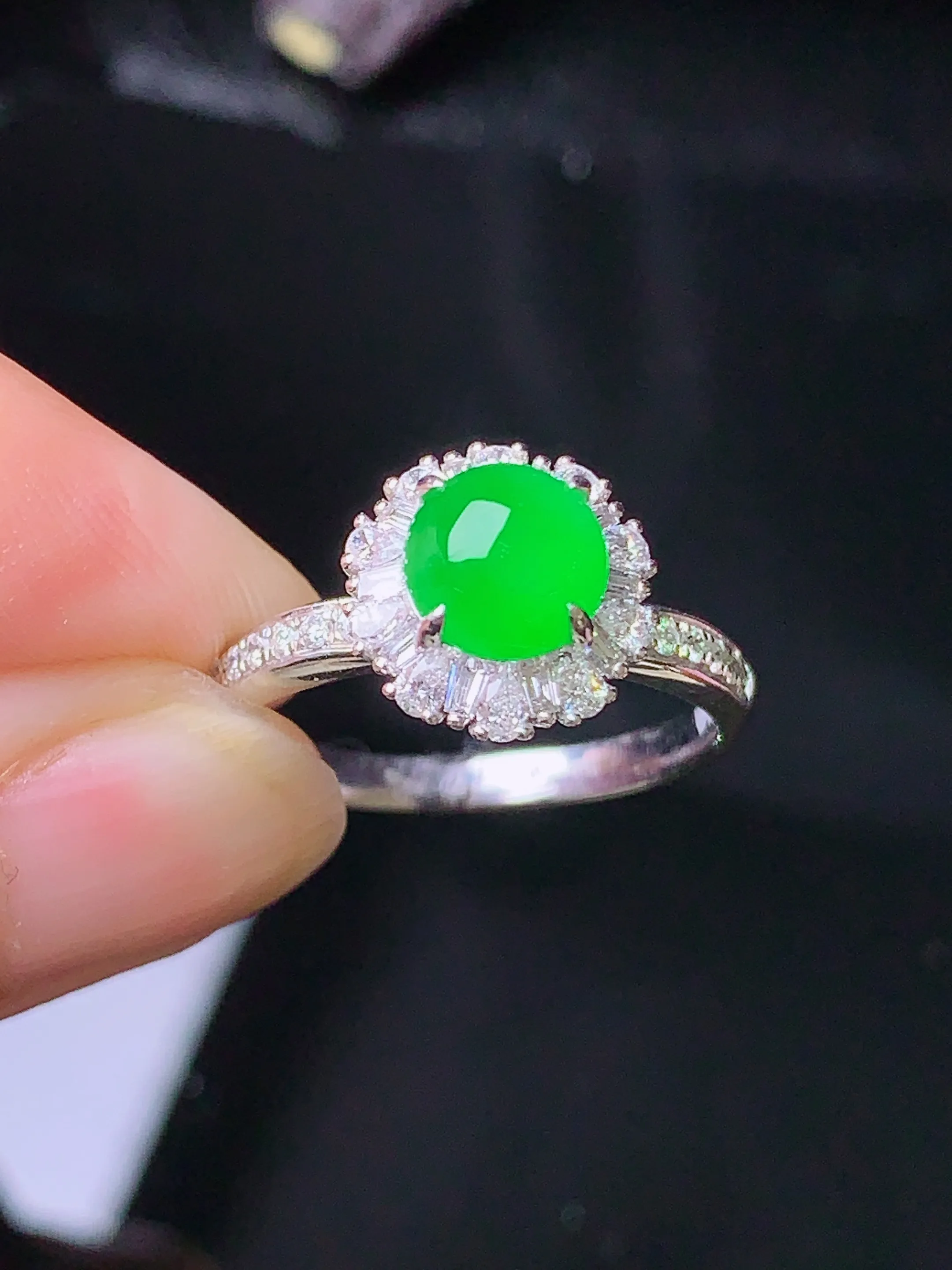 18k金钻镶嵌满绿蛋面戒指 玉质细腻 色泽清新艳丽 圈口14 整体尺寸10.2*9.2