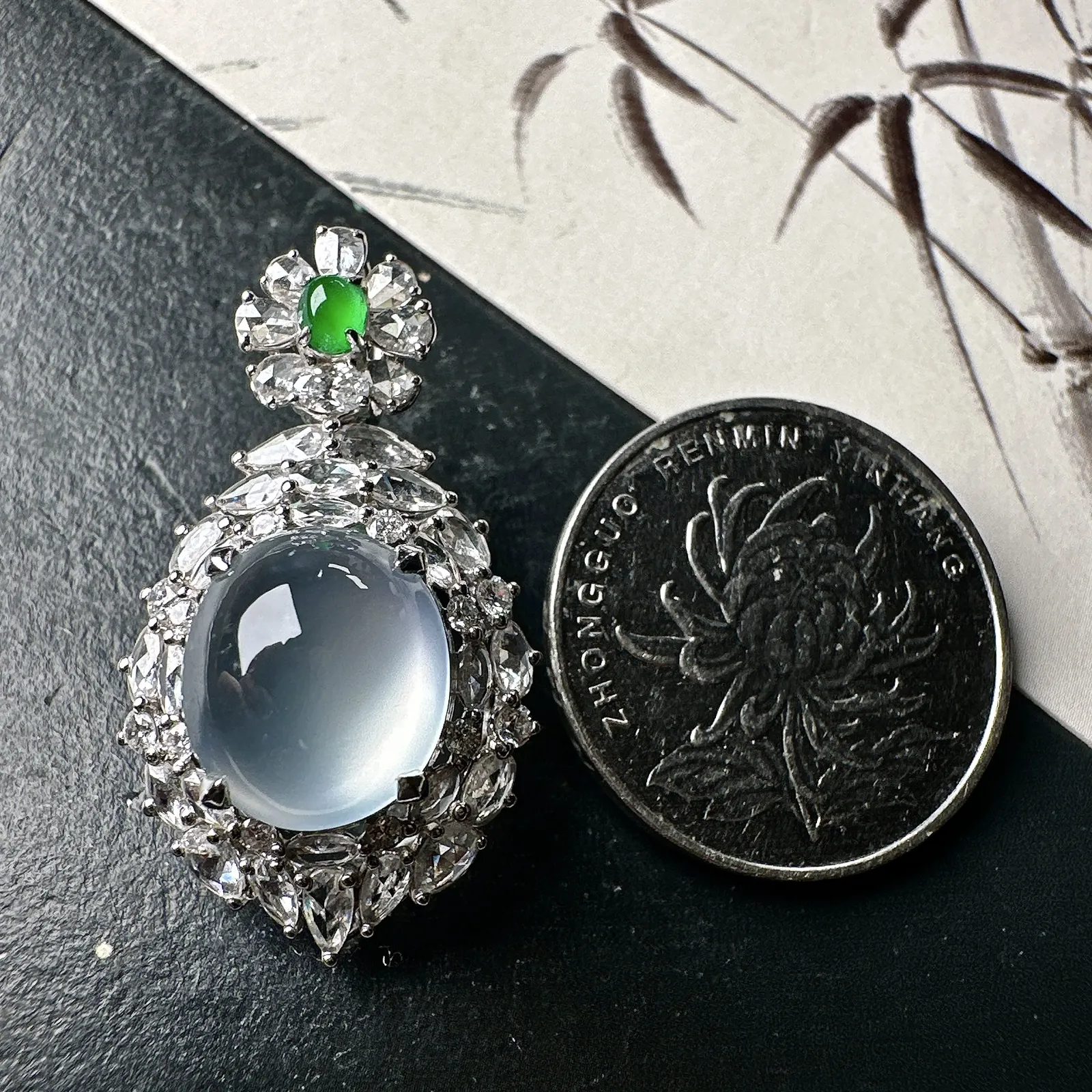 【冰种蛋面吊坠】冰感十足，通透闪亮，饱满圆润，18k金钻镶嵌，裸石尺寸12.5*11.1*6.9毫米。