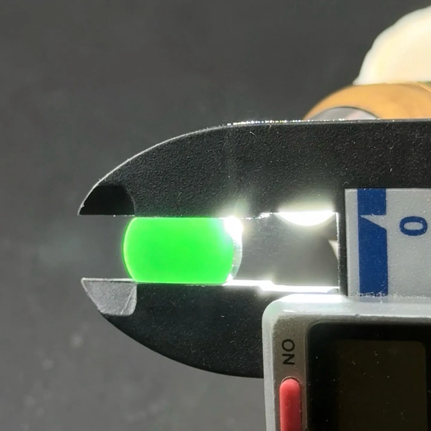 墨翠小马鞍 种好色正 黑度极好 打灯通透 油性十足 尺寸12.5