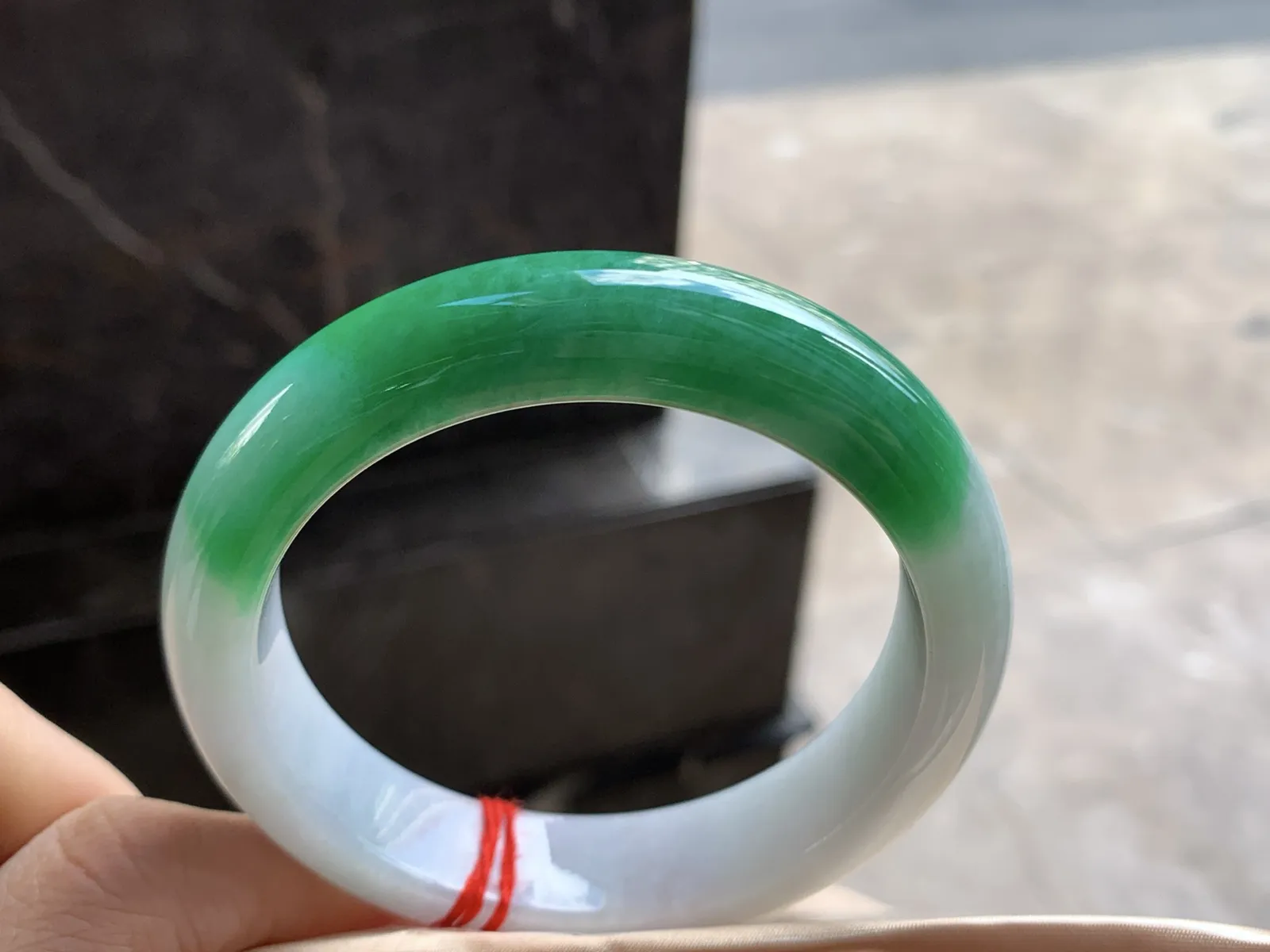 57.5-13.6-9

辣绿色手镯^_^颜色浓郁 细腻