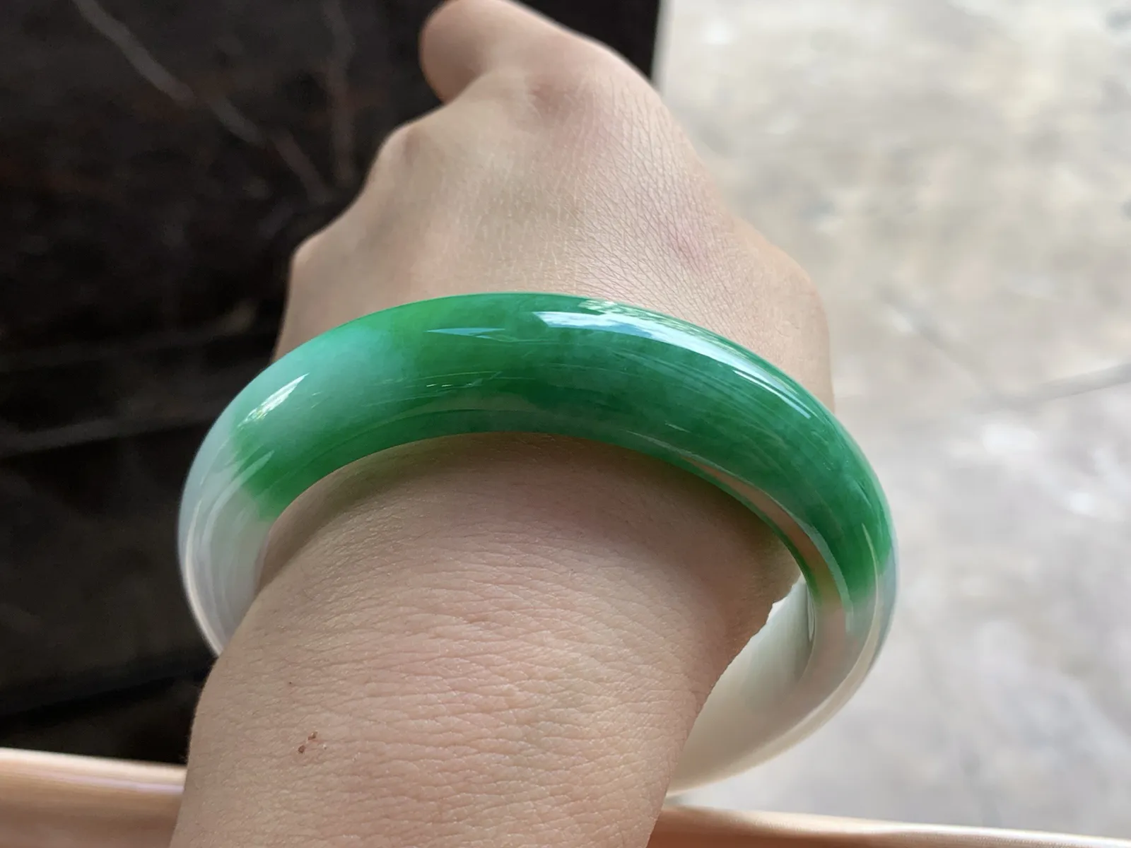 57.5-13.6-9

辣绿色手镯^_^颜色浓郁 细腻