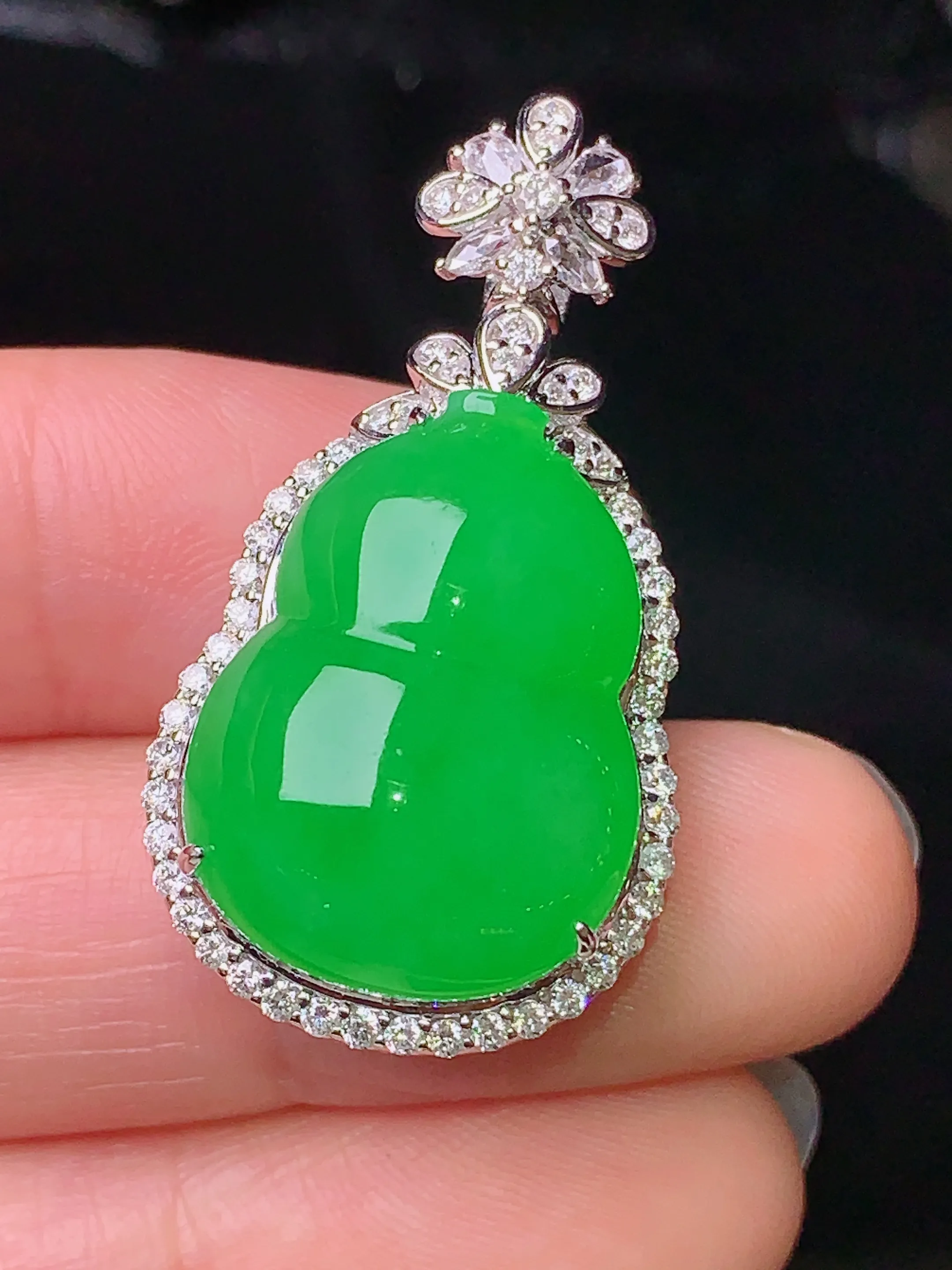 18k金钻镶嵌满绿葫芦吊坠 玉质细腻 色泽清新艳丽 整体尺寸34.5*18.5*13.5