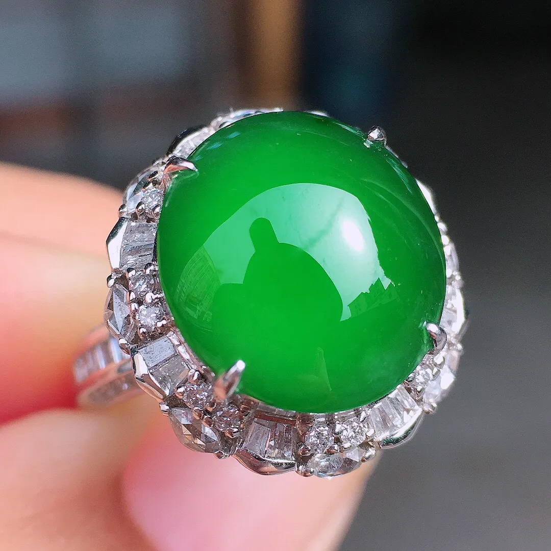 满绿蛋面戒指，色泽均匀艳丽，玉质细腻，荧光感超
强，饱满圆润，尽显优雅气质，18k
金豪华镶嵌