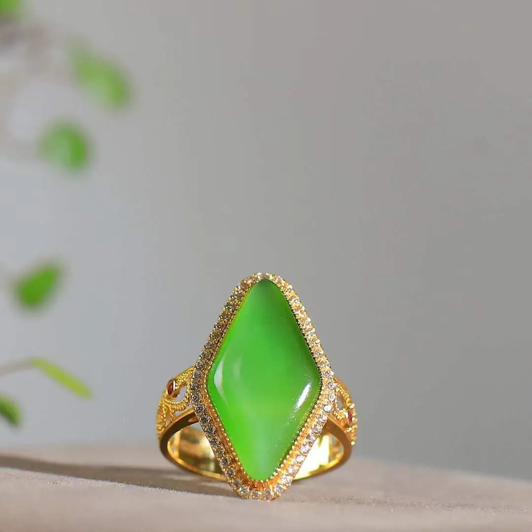 （春日暖阳.18k戒指）

精品和田玉碧玉猫眼18K金镶玉戒指上手婉约动人蛋面饱满水润，颜色浓