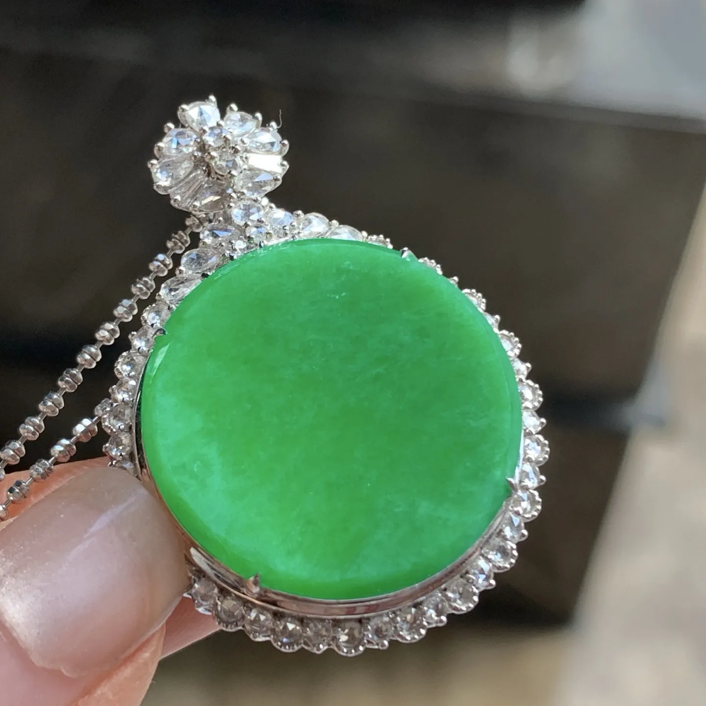 金钻镶嵌辣绿色圆牌^_^鲜艳 玉质温润