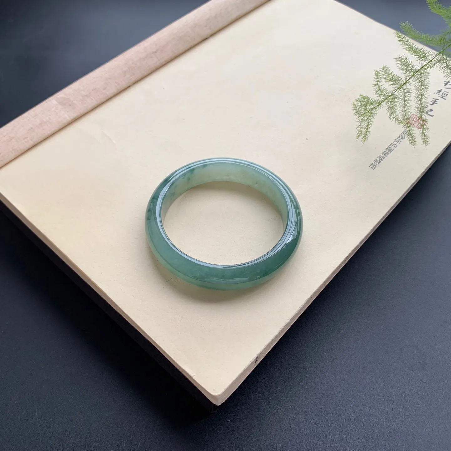 56圈口油底飘花正圈手镯 尺寸：56-13.3-8.2，无纹裂，细腻起胶，色泽浓郁