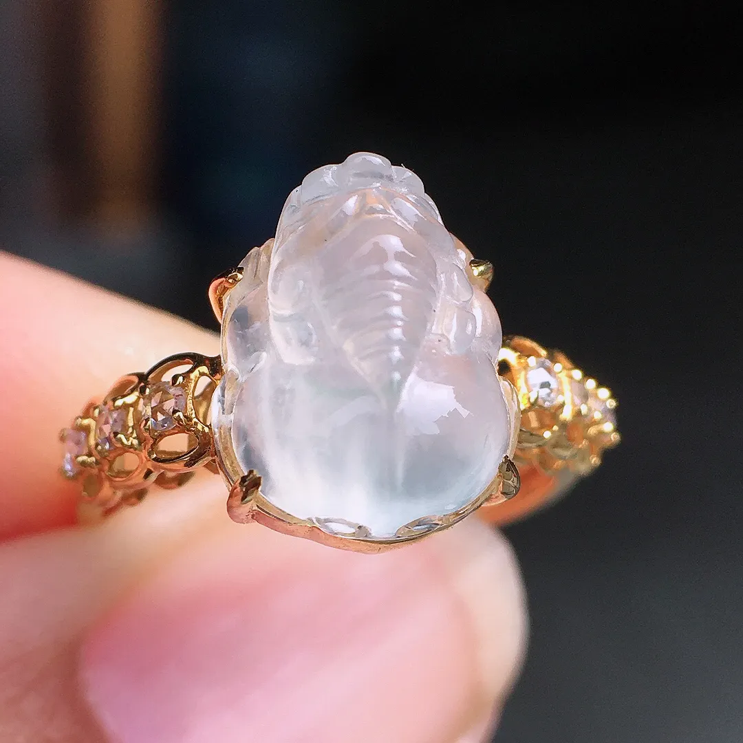 冰种貔貅戒指，玉质细腻，荧光感超
强，饱满圆润，尽显优雅气质，18k
金豪华镶嵌