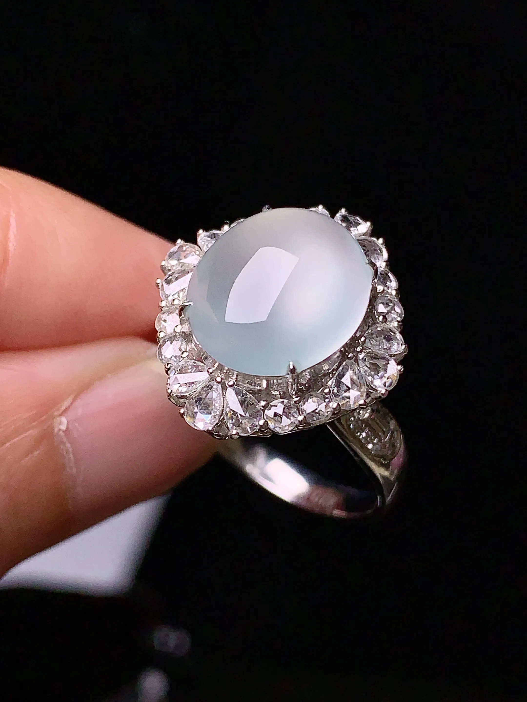 18k金钻镶嵌冰种蛋面戒指 玉质细腻 色泽艳丽 水润亮眼  圈14整体尺寸17.7*16.5*11.8