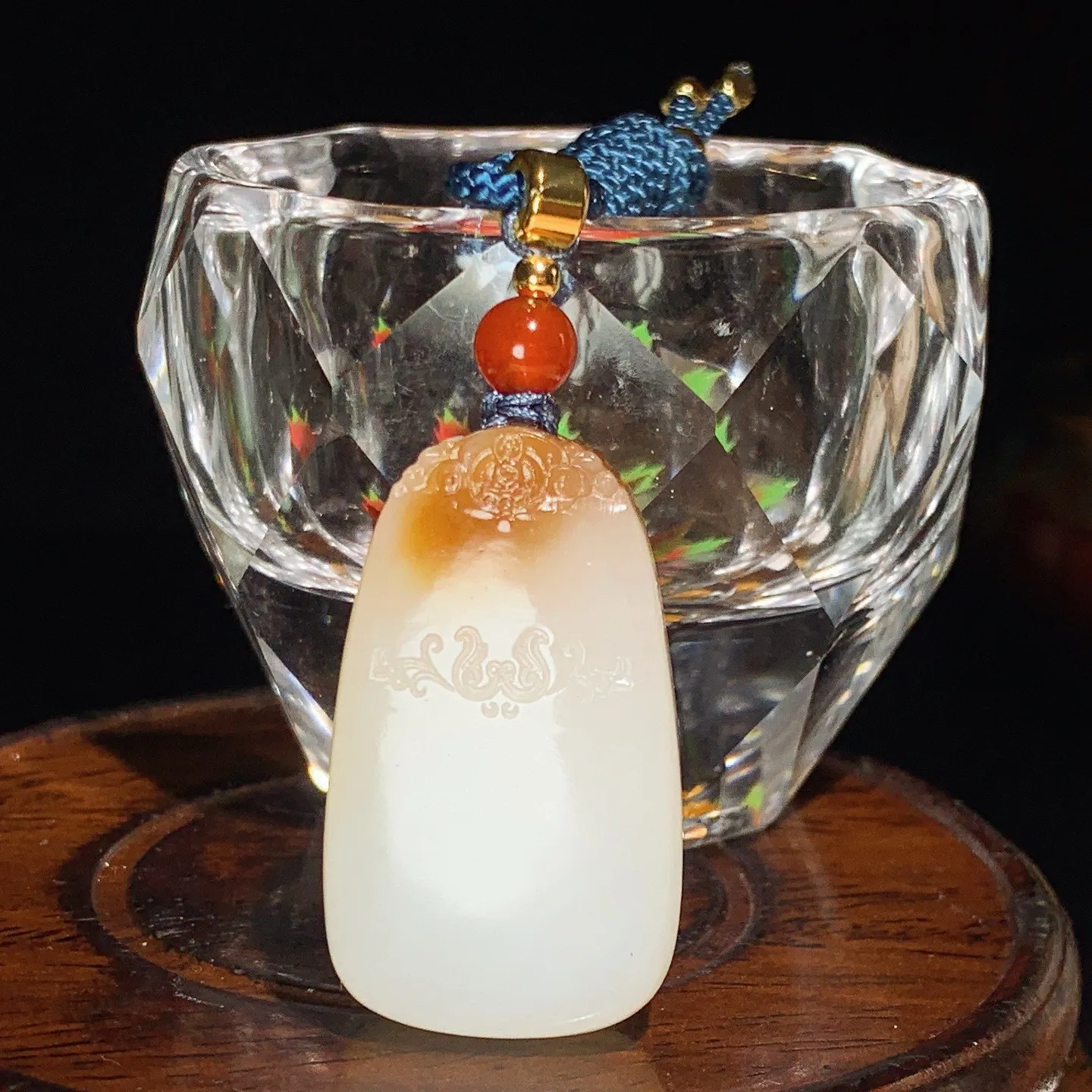 新疆且末糖羊脂白平安无事牌挂件。尺寸37/22/12重24.5克。白度一级。玉质细腻油润。手推出油。佩戴高端典雅。lt251031