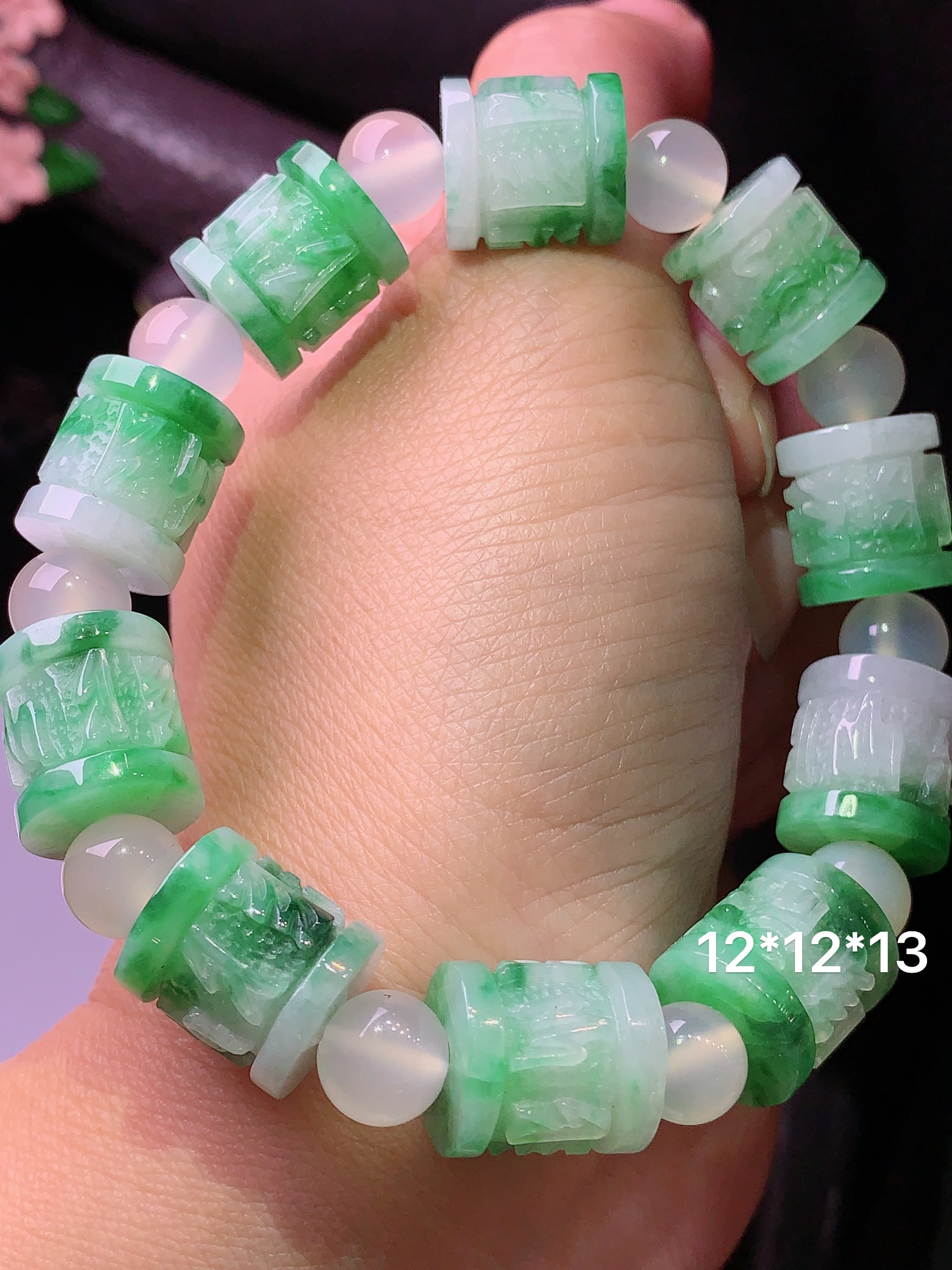 飘绿路路通手链 玉质细腻 色泽清新艳丽 整体尺寸12*13