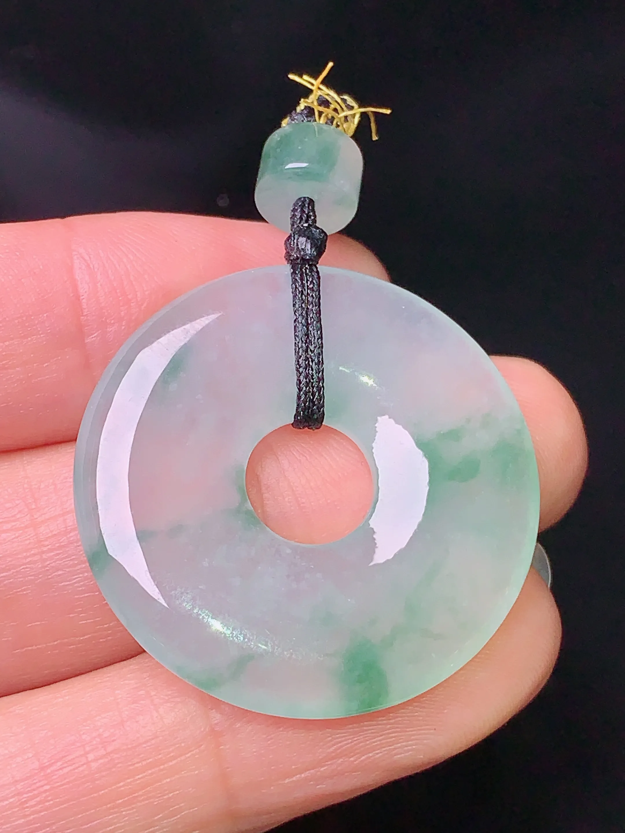 飘绿平安环吊坠 玉质细腻 色泽清新艳丽 整体尺寸29.2*4.2