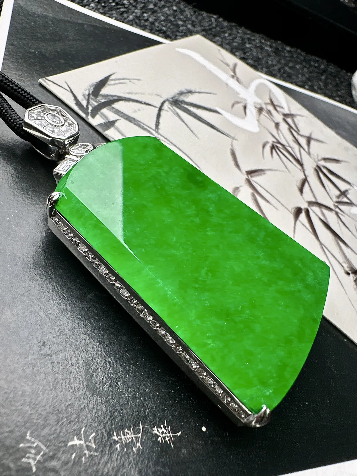 【冰种阳绿缅料大无事牌】珍藏级别，实物更漂亮，阳绿色泽。18k金钻镶嵌，裸石尺寸54.2*41.8*4.3毫米