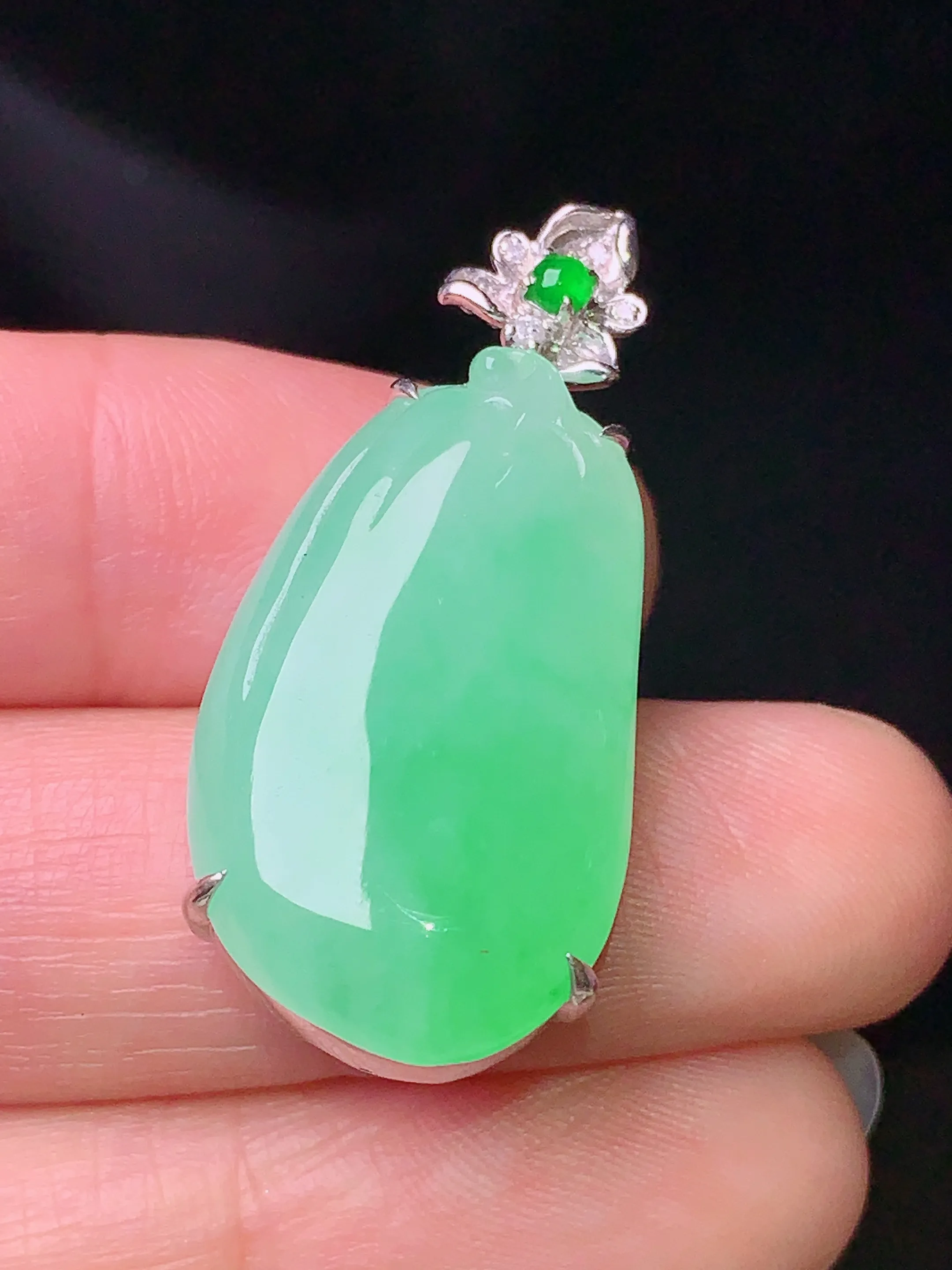 18k金钻镶嵌翠绿福瓜吊坠 玉质细腻 色泽清新艳丽 整体尺寸33.6*15.3*8.5