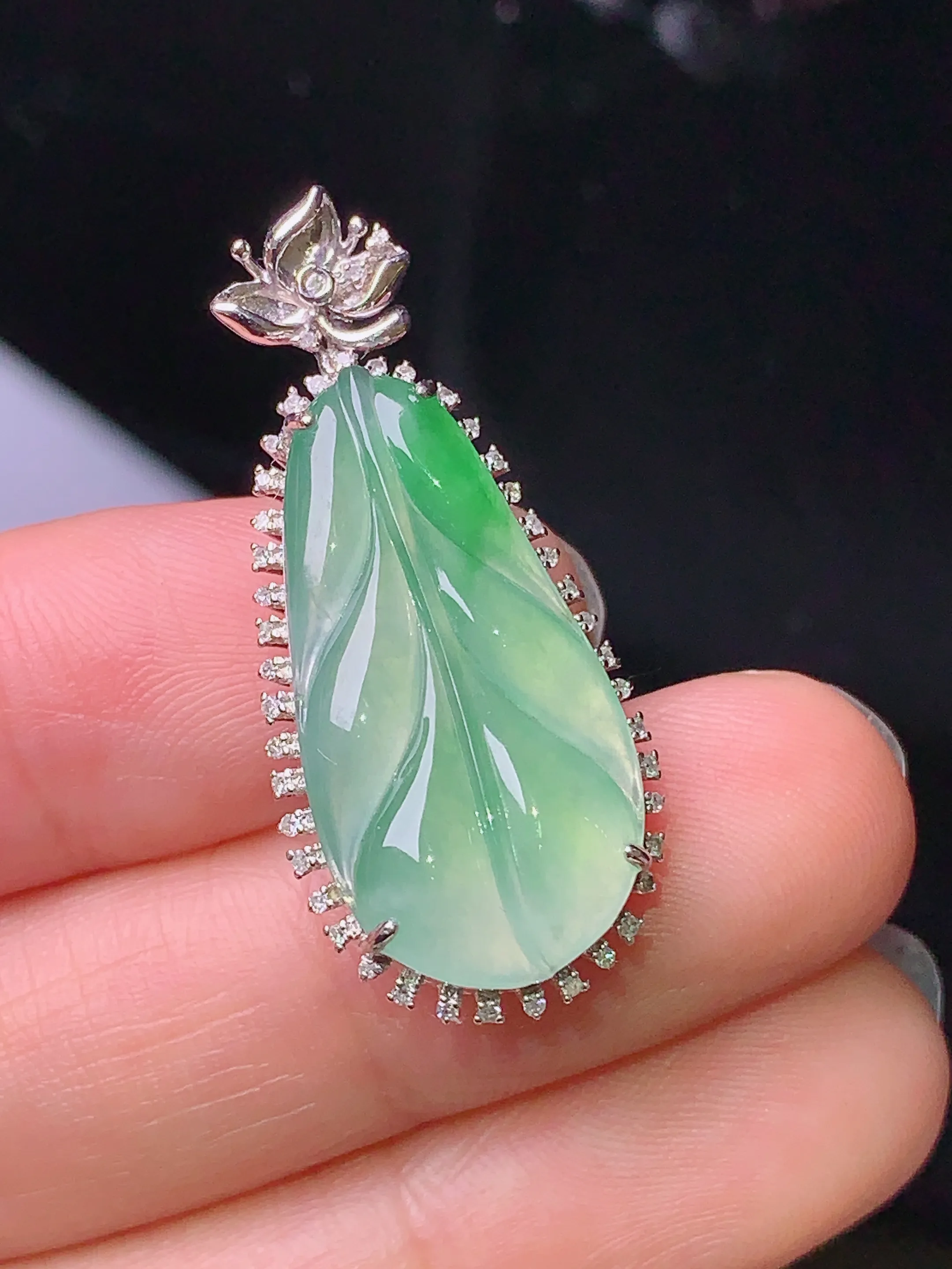 18k金钻镶嵌飘绿树叶吊坠 玉质细腻 色泽清新艳丽 整体尺寸33.8*15*7