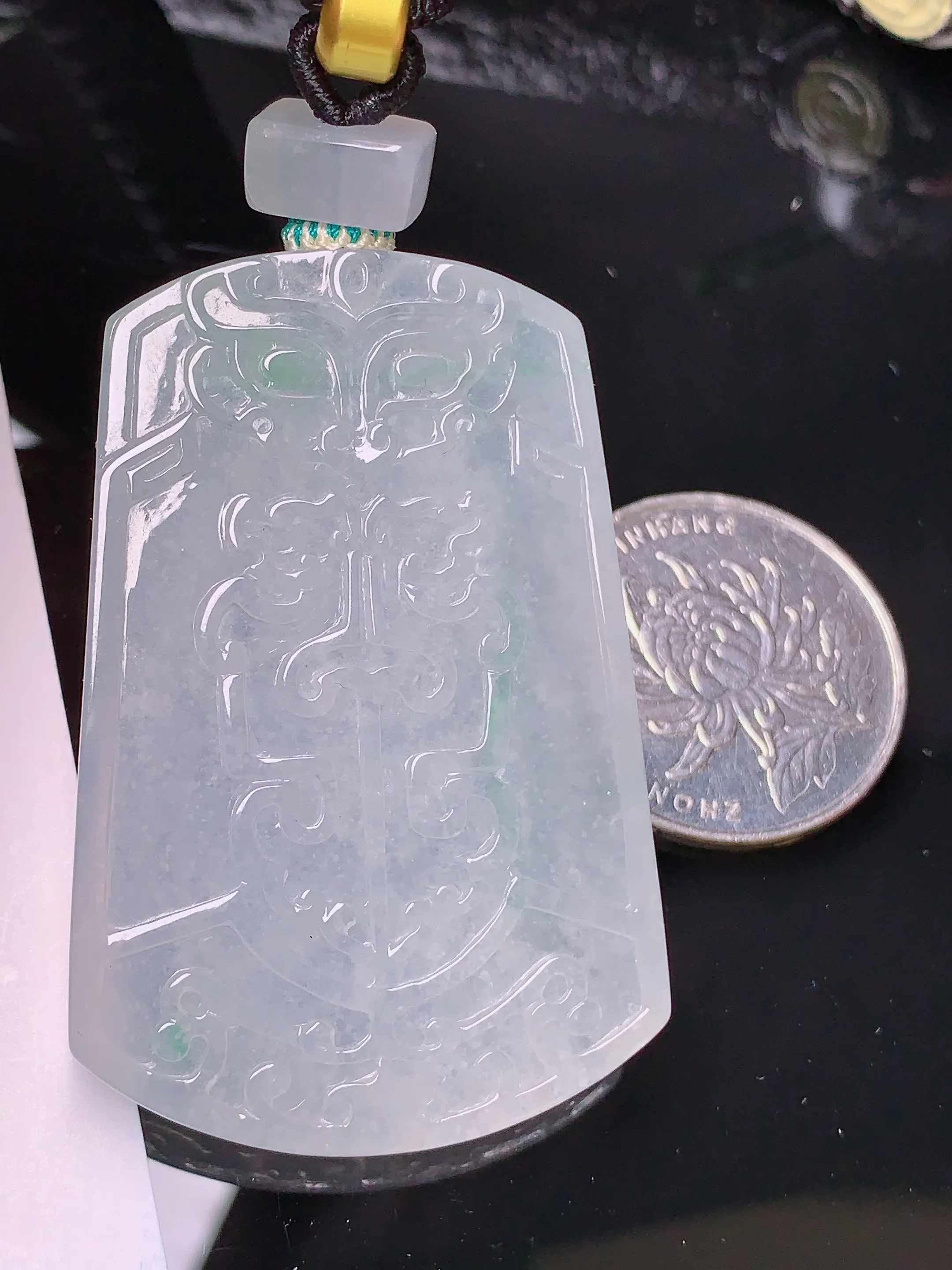 冰种雕花无事牌吊坠 玉质细腻 色泽清新艳丽 整体尺寸50.8*33.2*6.5