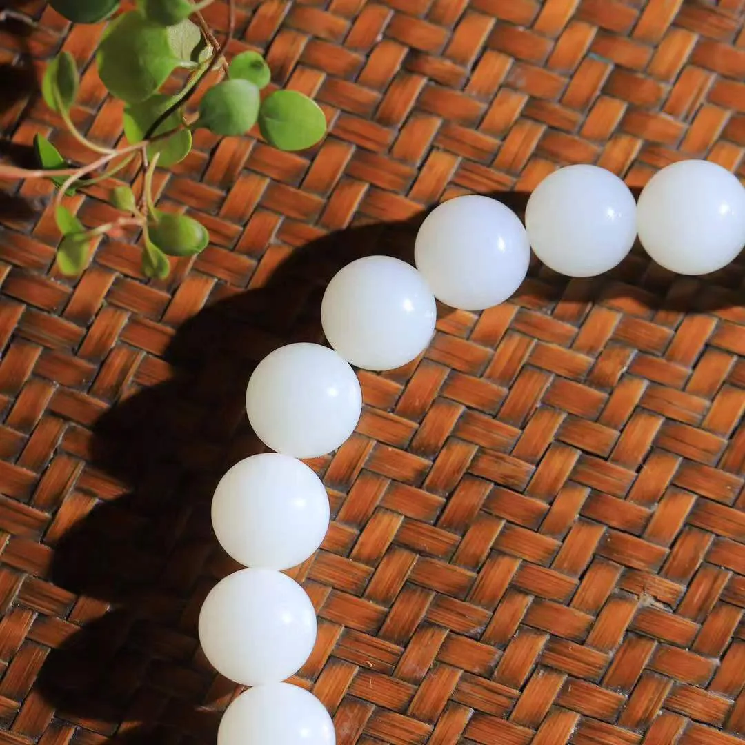 【链.108】

精品和田玉收藏级白玉108挂链 玉质温润细腻 油性十足 佩戴舒适。珠珠落玉盘，间