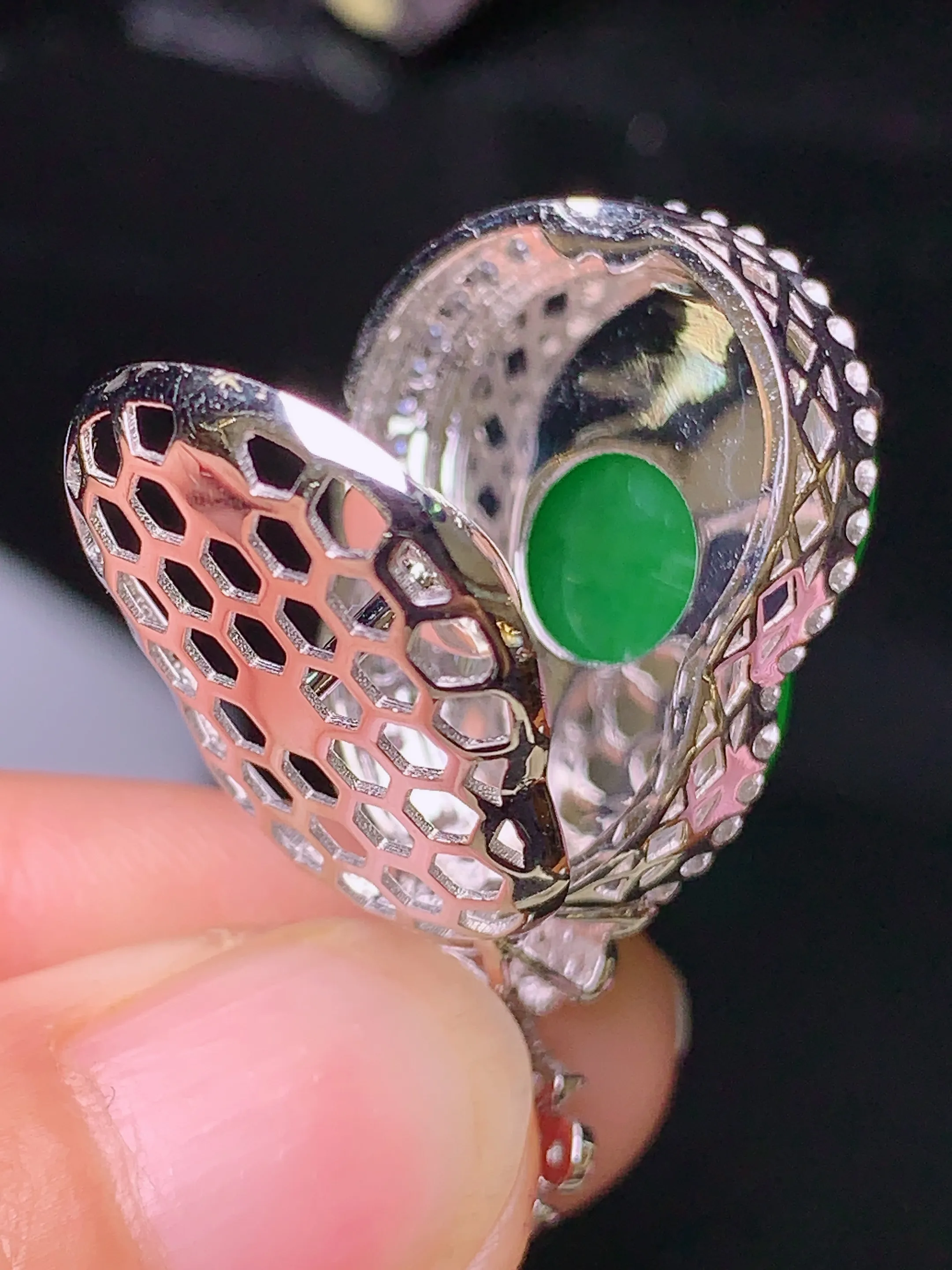 18k金钻镶嵌满绿葫芦吊坠 玉质细腻 色泽清新艳丽 整体尺寸34.5*18.5*13.5