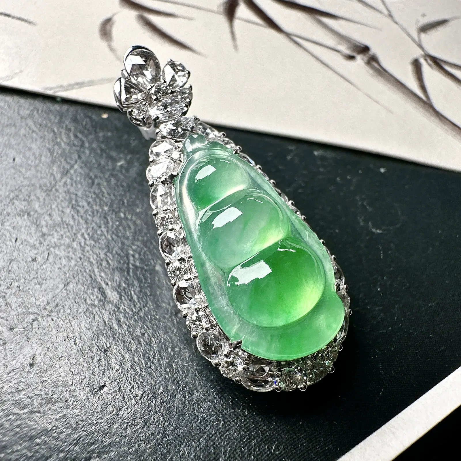 【冰种绿福豆吊坠】种地上乘，冰感十足，通透起光，饱满圆润，18k金钻镶嵌，裸石尺寸21.9*11.7
