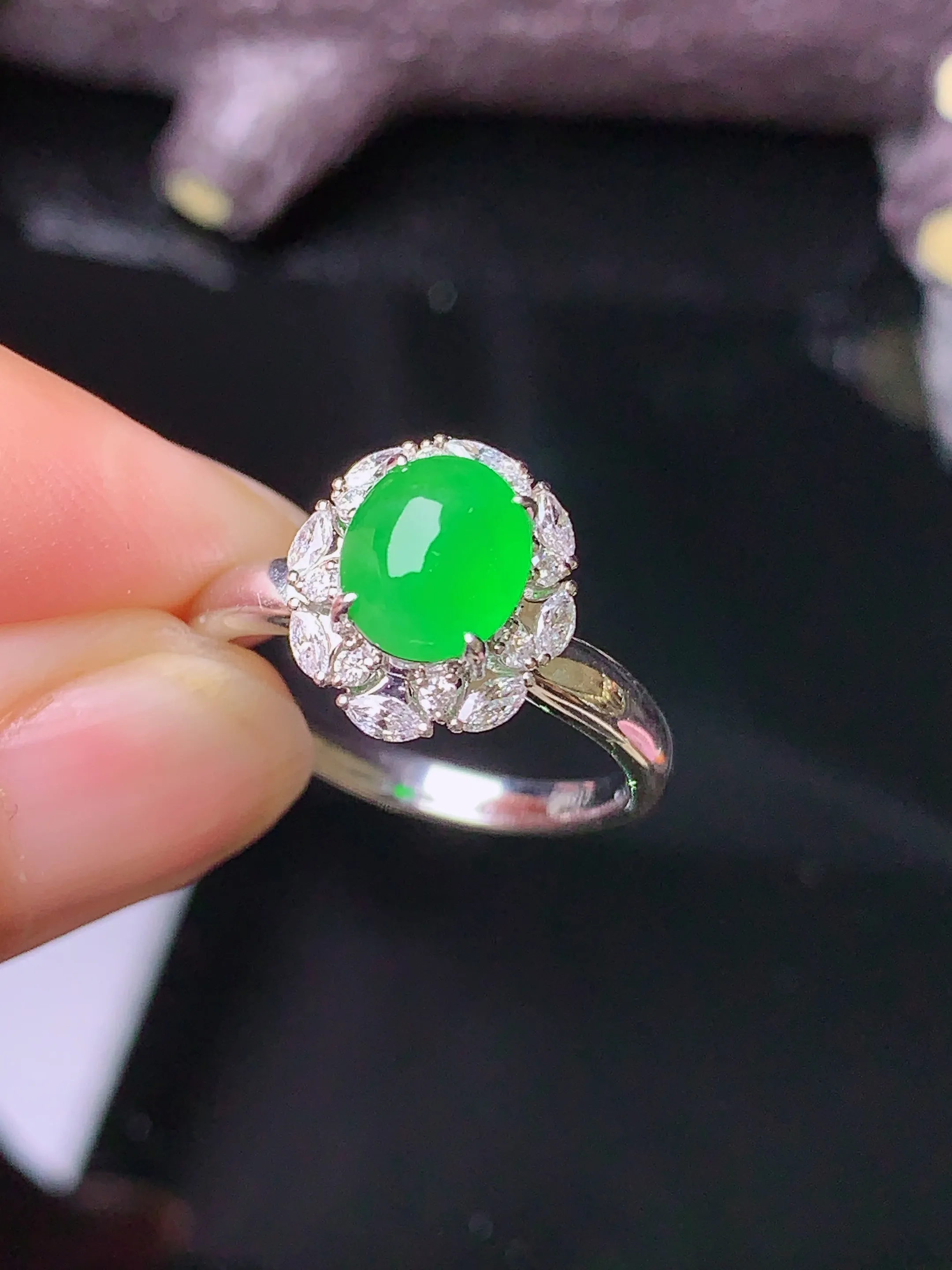 18k金钻镶嵌满绿蛋面吊坠 玉质细腻 色泽清新艳丽 圈口14 整体尺寸11.7*10.5*9.2