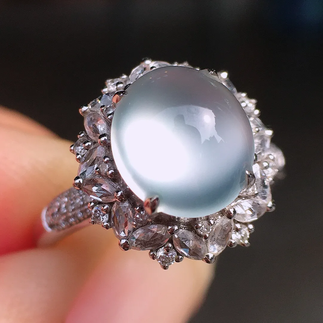 玻璃种蛋面戒指，玉质细腻，荧光感超
强，饱满圆润，尽显优雅气质，18k
金豪华镶嵌