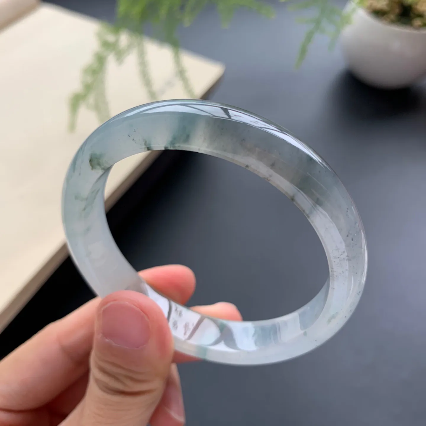 53.5圈口冰种飘花带乌鸡正圈手镯 尺寸：53.5-11.6-7.2，水润透亮，胶感十足