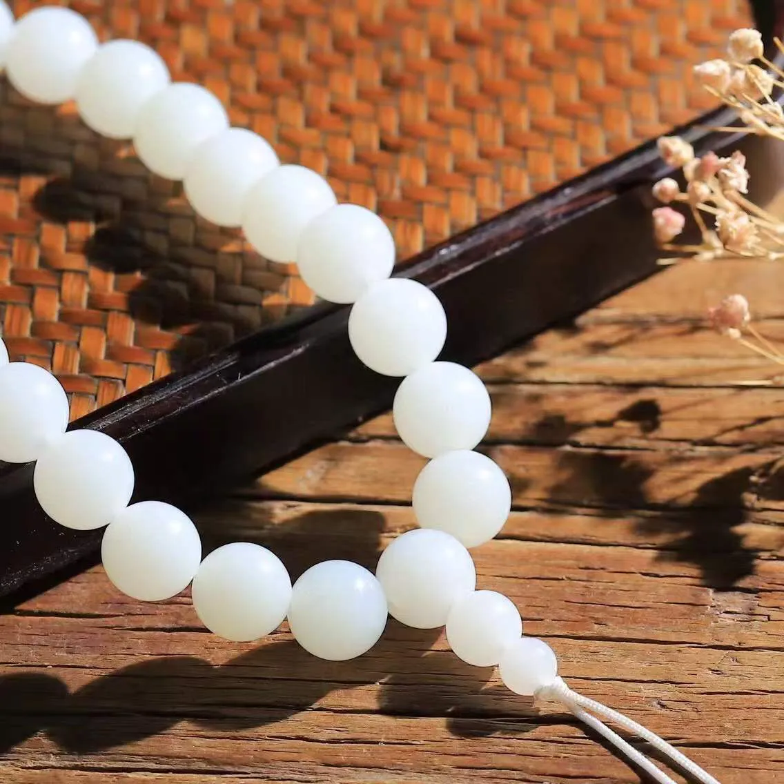 【链.108】

精品和田玉收藏级白玉108挂链 玉质温润细腻 油性十足 佩戴舒适。珠珠落玉盘，间关莺语花底滑，一生美好时光，无论身在何处，都有它相伴相守。事事顺遂，幸福美满，吉祥如意。重212.2克 尺寸取一11mm 78901475YY