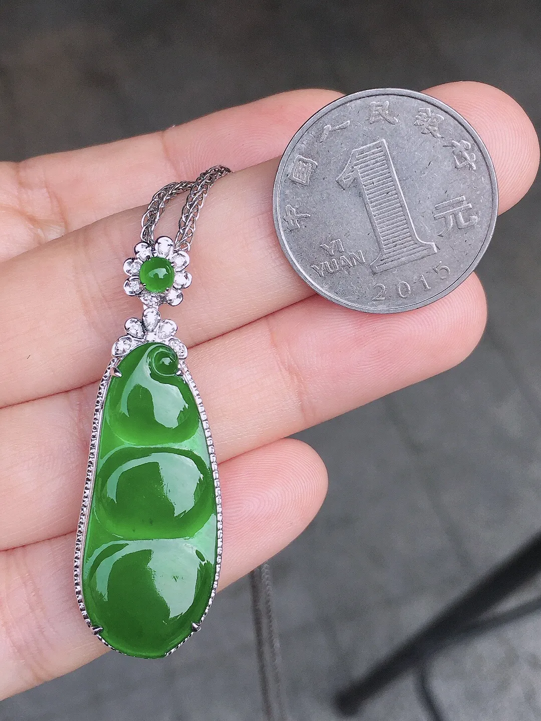满绿福豆吊坠，色泽均匀浓郁，玉质细腻，荧光感超
强，饱满圆润，尽显优雅气质，18k
金豪华镶嵌