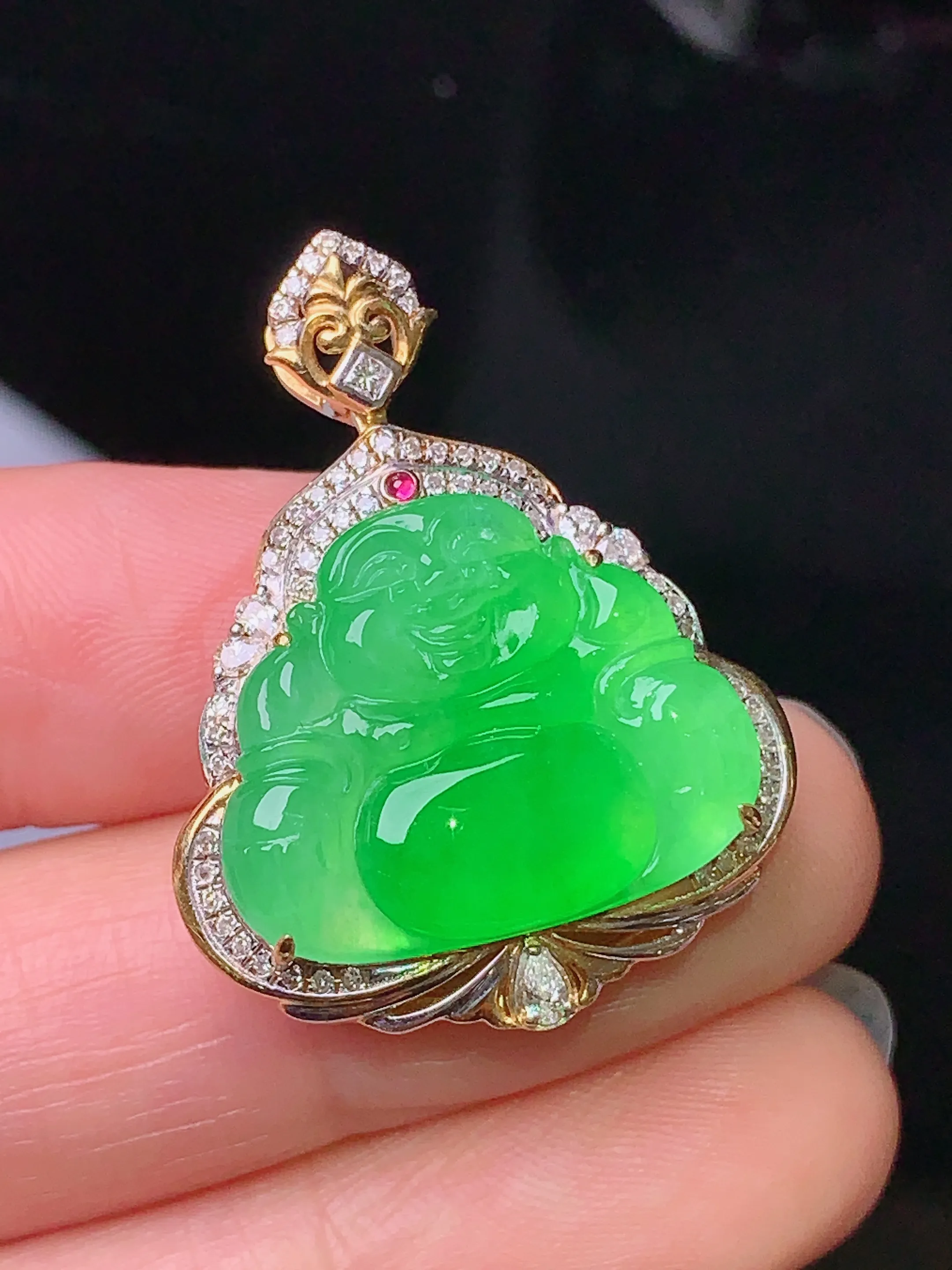 18k金钻镶嵌翠绿佛公吊坠 玉质细腻 色泽清新艳丽 整体尺寸31.2*24.2*9.8