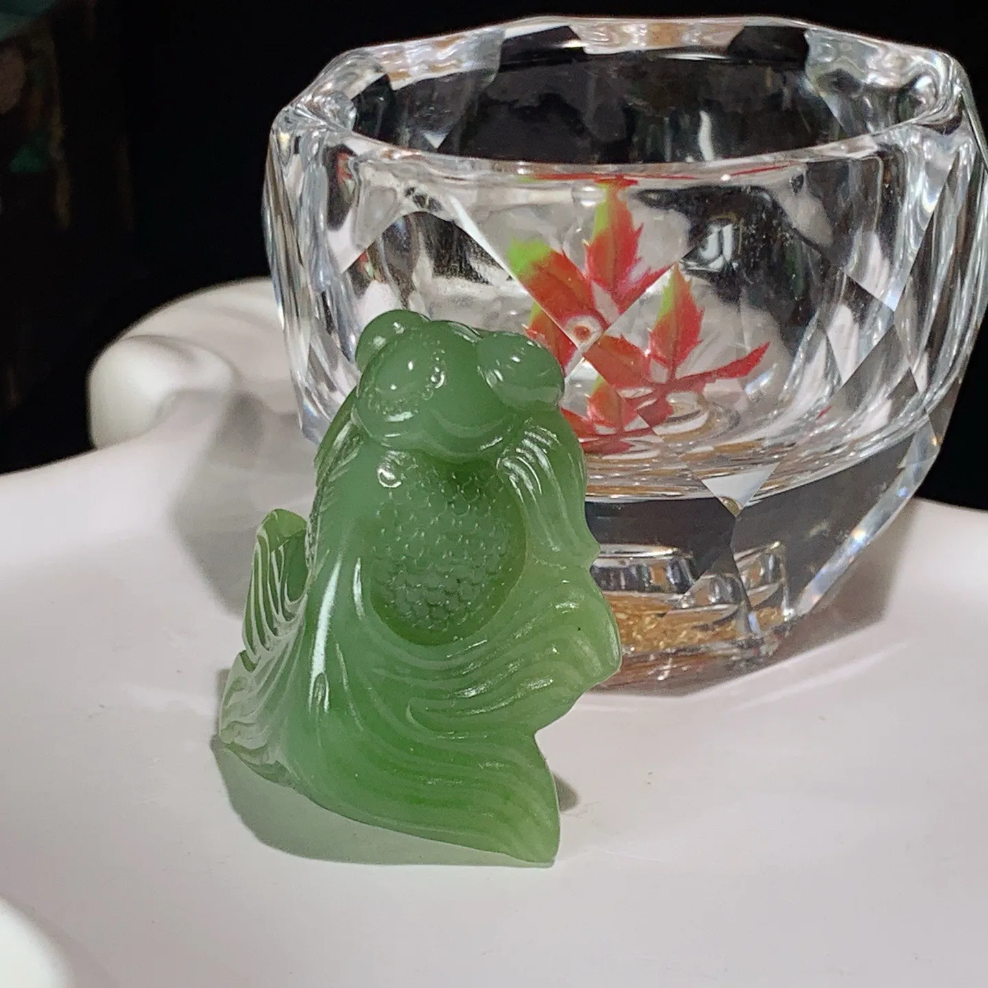 和田玉阳绿俄罗斯碧玉金玉满堂金鱼挂件。尺寸39/37/14重25克。玉质细腻油润。手推出油。佩戴高端