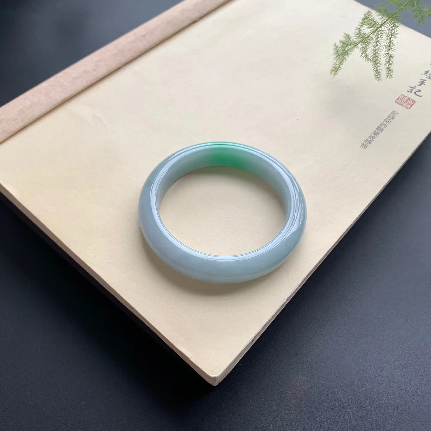 57.8圈口飘绿正圈手镯 尺寸：57.8-12.5-10，无纹裂，细腻光滑，色泽靓丽