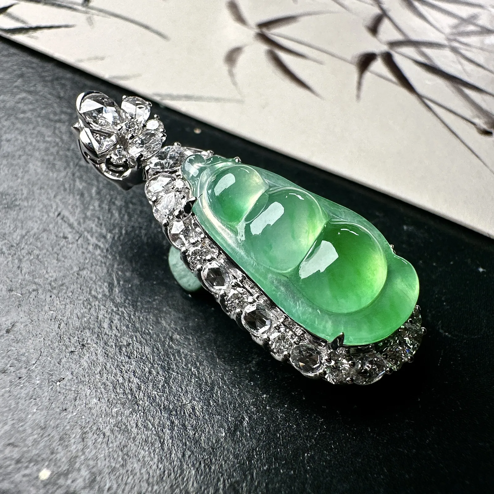 【冰种绿福豆吊坠】种地上乘，冰感十足，通透起光，饱满圆润，18k金钻镶嵌，裸石尺寸21.9*11.7*4.8毫米。