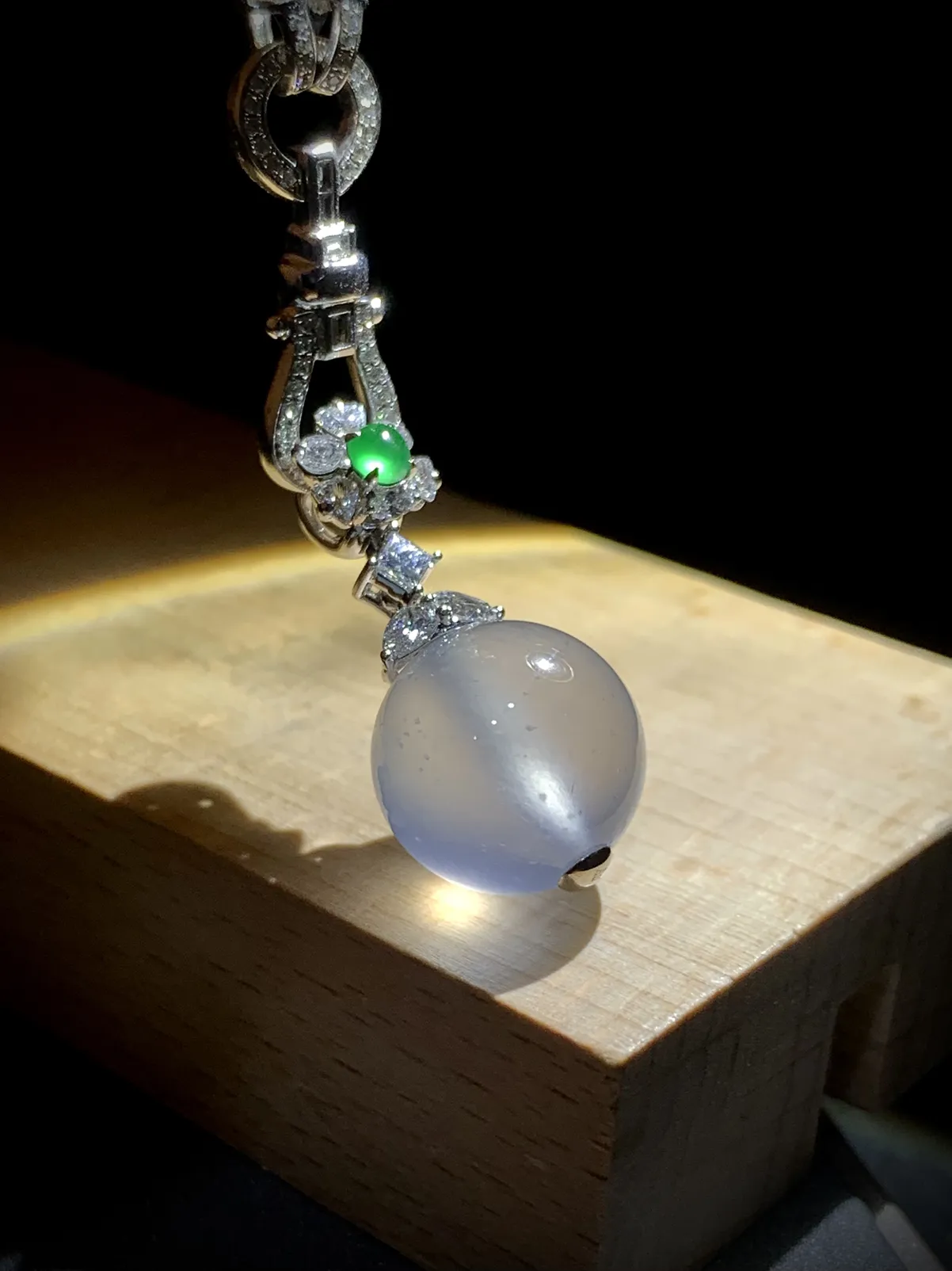 高品质珠子吊坠，28.2-13.3-13.3mm，
18K金，南非钻，翡翠绿蛋面，不配图链