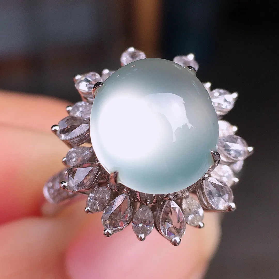 玻璃种蛋面戒指，玉质细腻，荧光感超
强，饱满圆润，尽显优雅气质，18k
金豪华镶嵌