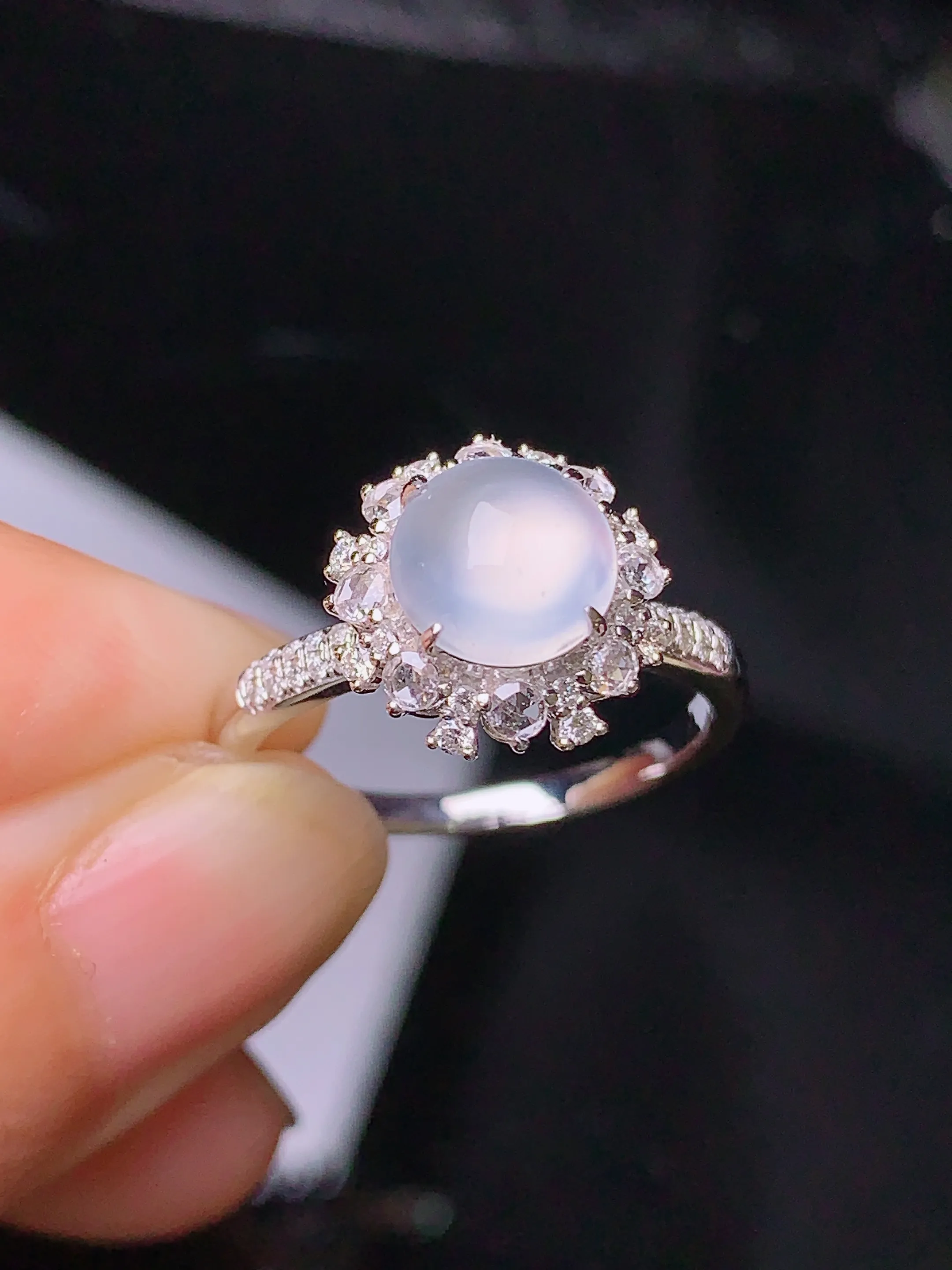 18k金钻镶嵌冰种蛋面戒指 玉质细腻 色泽清新艳丽 圈口13 整体尺寸11*8.8