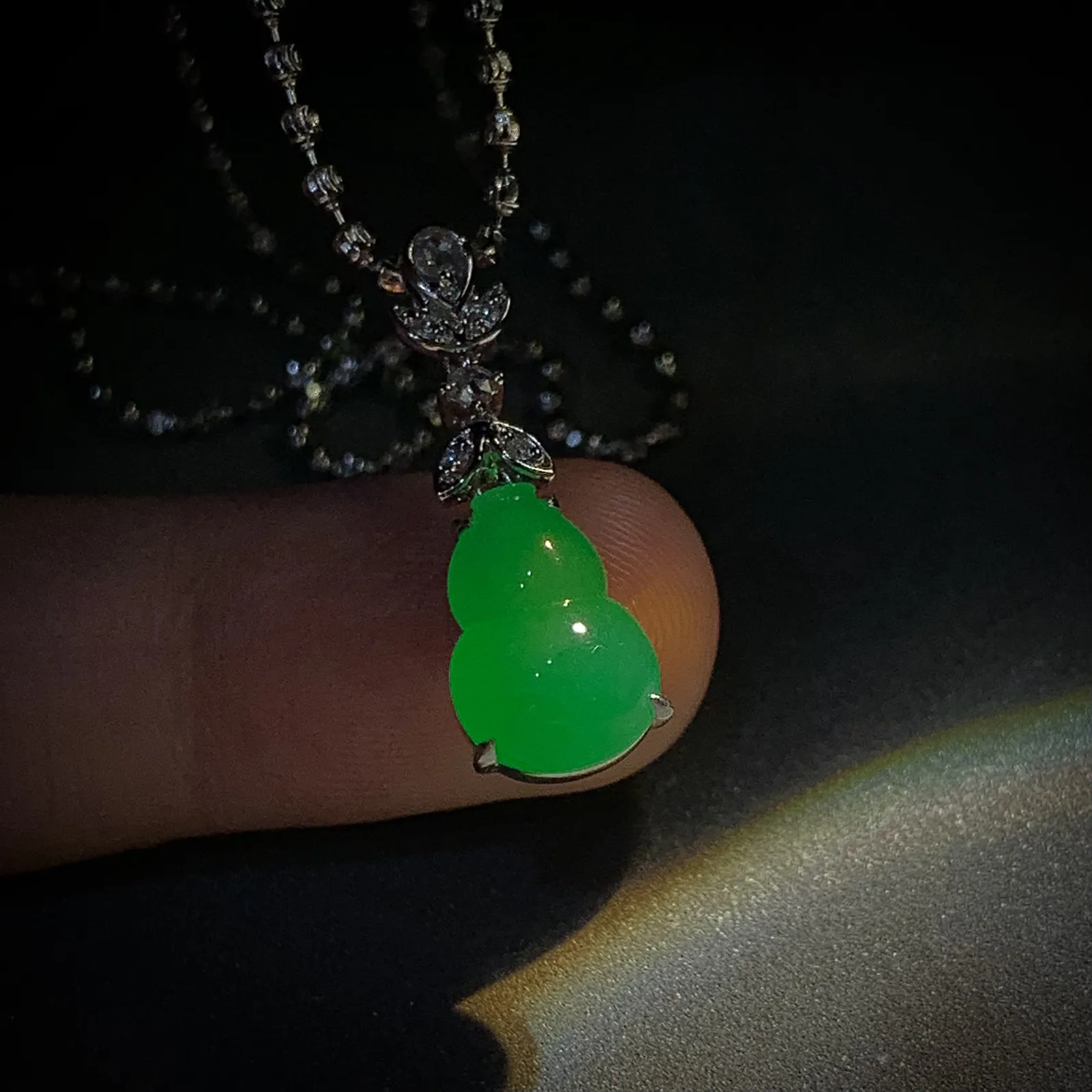 【福禄】，绿葫芦，
裸石12-8.5-5mm，整体25.2-8.5-6.5mm，
18K金，南非钻，不配链子