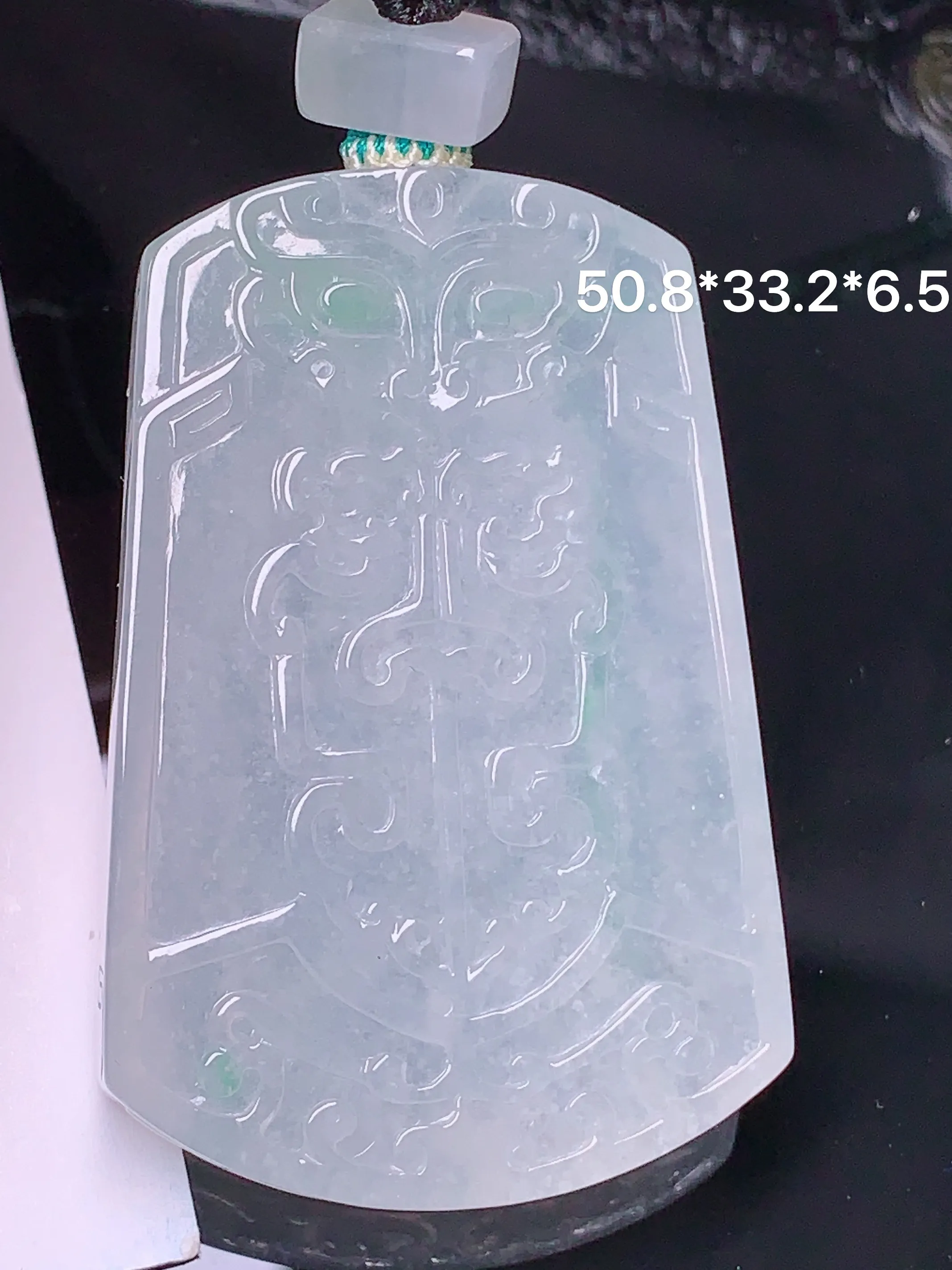 冰种雕花无事牌吊坠 玉质细腻 色泽清新艳丽 整体尺寸50.8*33.2*6.5