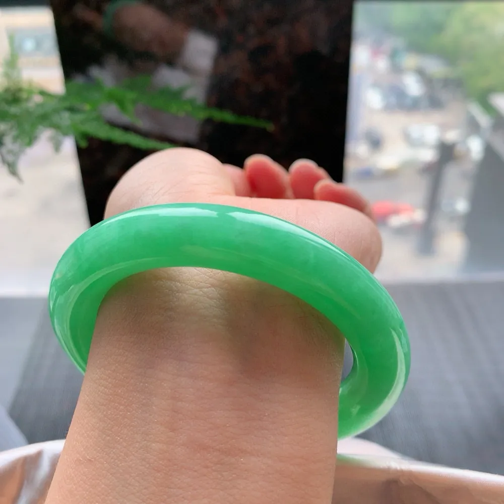 圆条满色阳绿 无瑕 尺寸:55.1/11.2 色阳