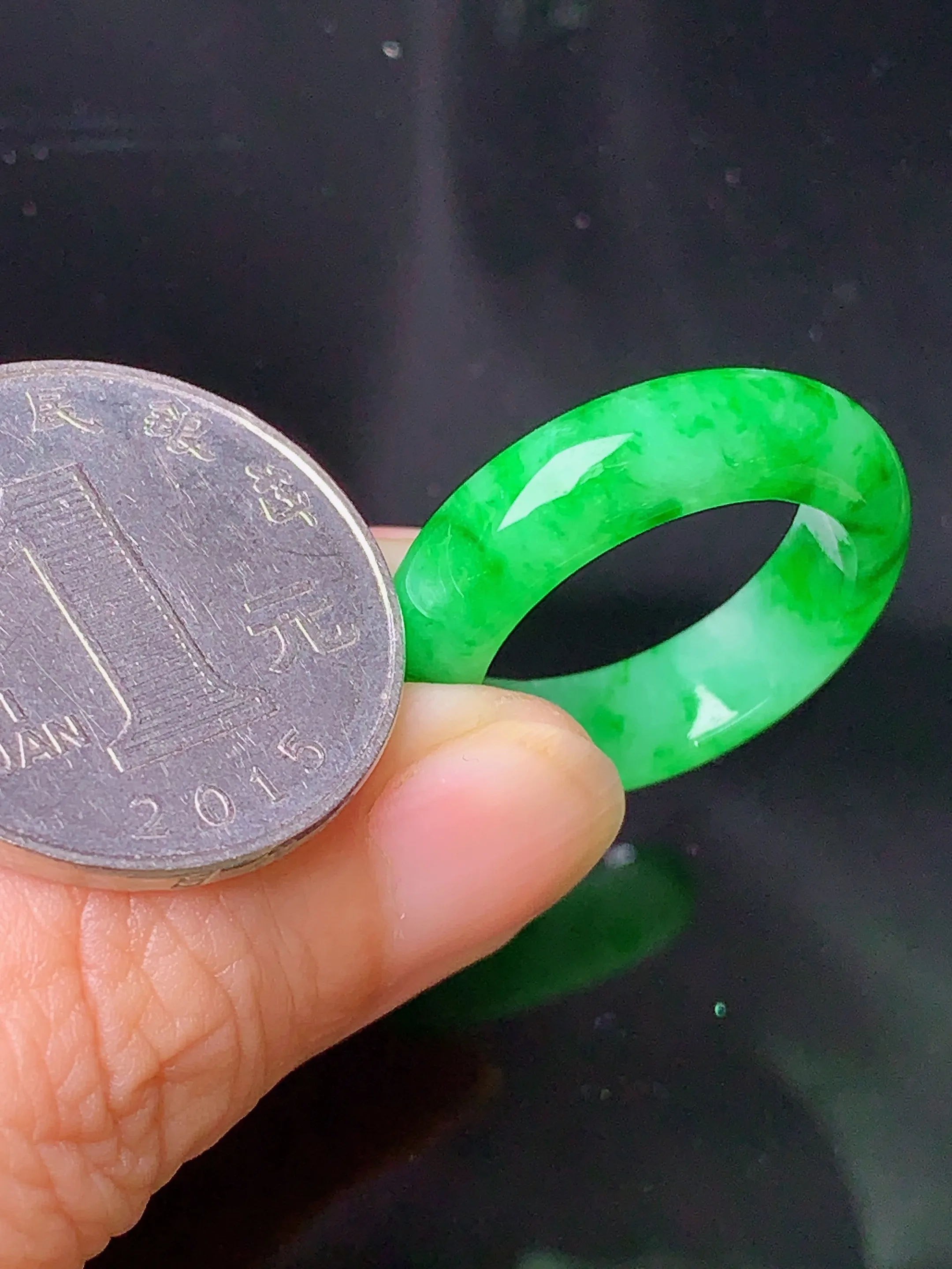 翠绿指环 玉质细腻 色泽清新艳丽 整体尺寸25.5*6.2*3.7 圈口17