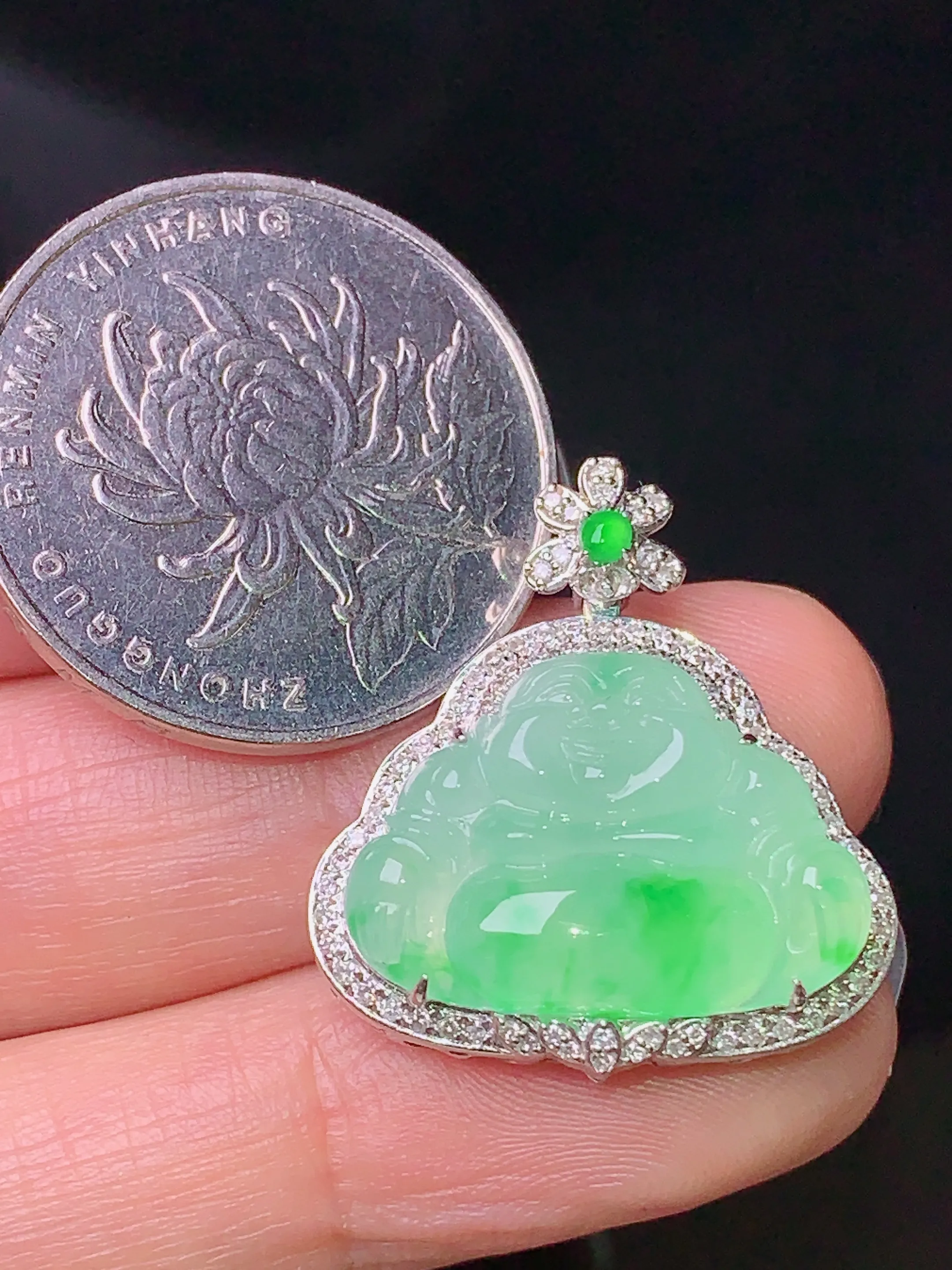 18k金钻镶嵌飘绿佛公吊坠 玉质细腻 色泽清新艳丽 整体尺寸25.3*23*8.5