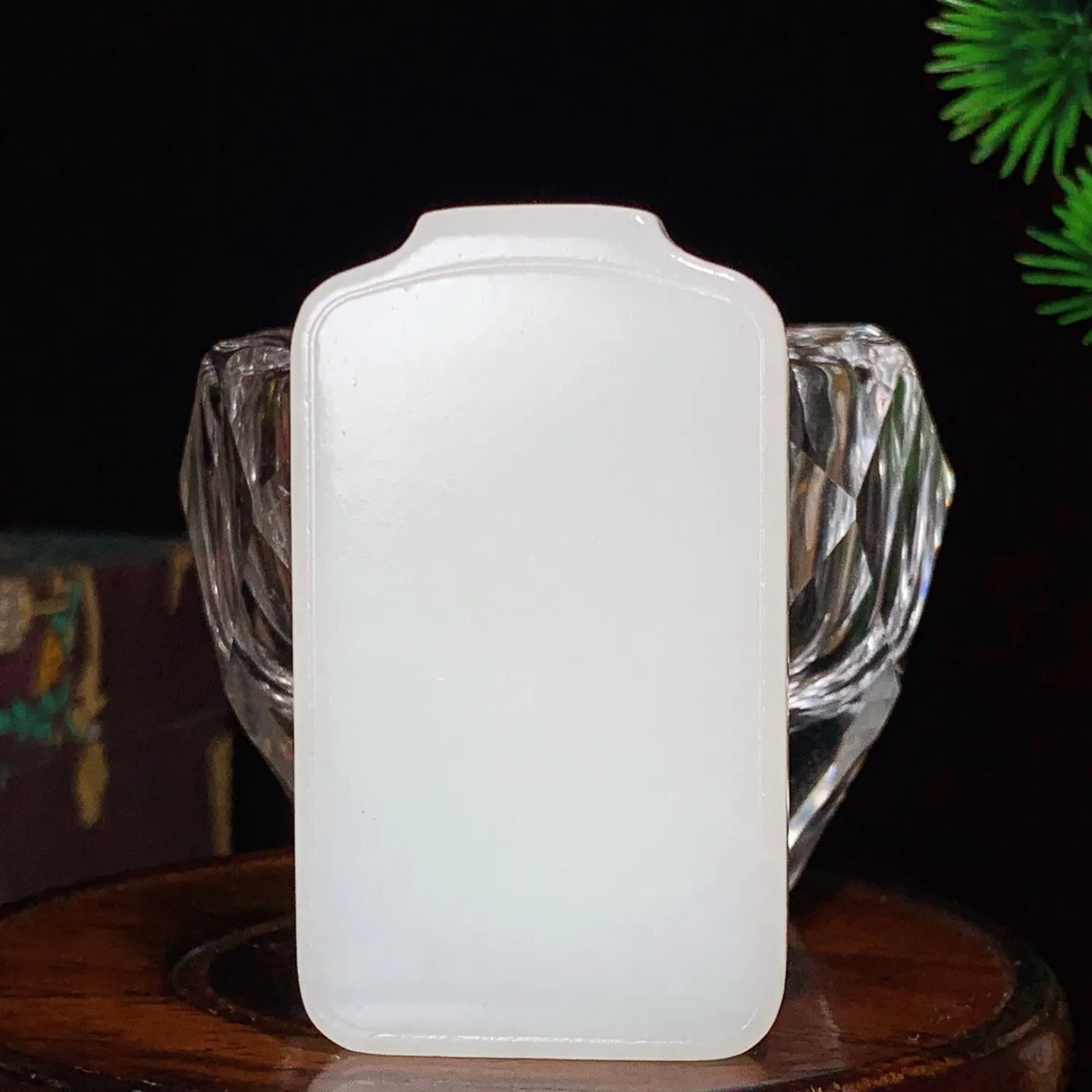 和田玉羊脂白平安无事牌子挂件。尺寸59/34/9重50.5克。玉质细腻油润。手推出油。佩戴高端典雅。lt251031