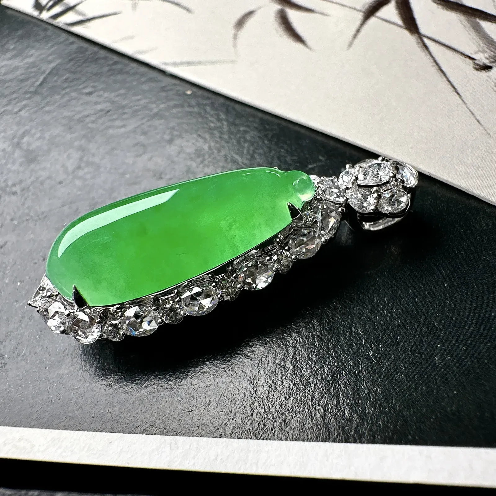 【冰种满绿福瓜】质地冰润细腻，种老起光，收藏品质，18K金钻镶嵌，裸石尺寸24.7*9.9*6.8毫米
