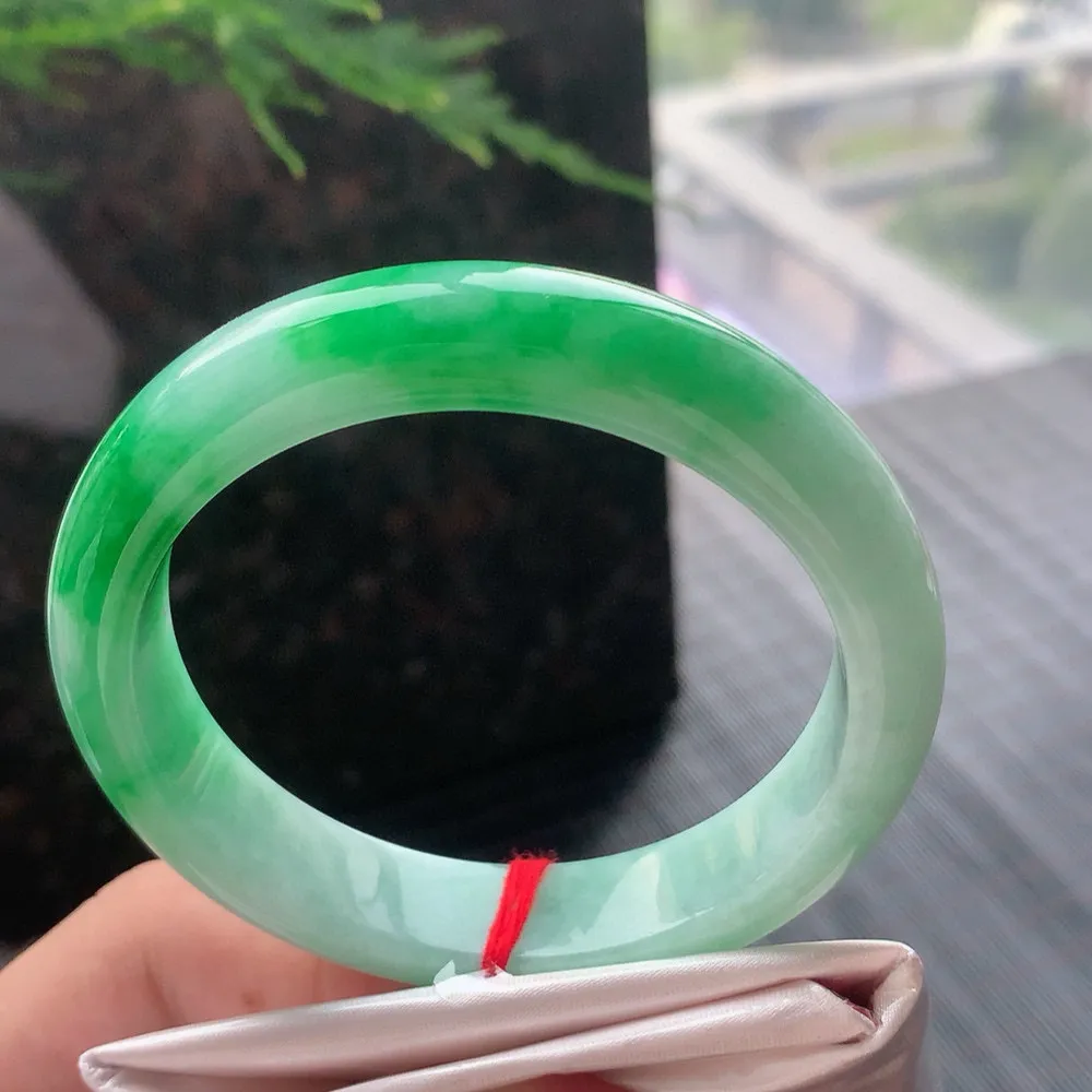 正圈冰糯阳绿 无瑕 尺寸:57.2/12.6/8.5 色阳