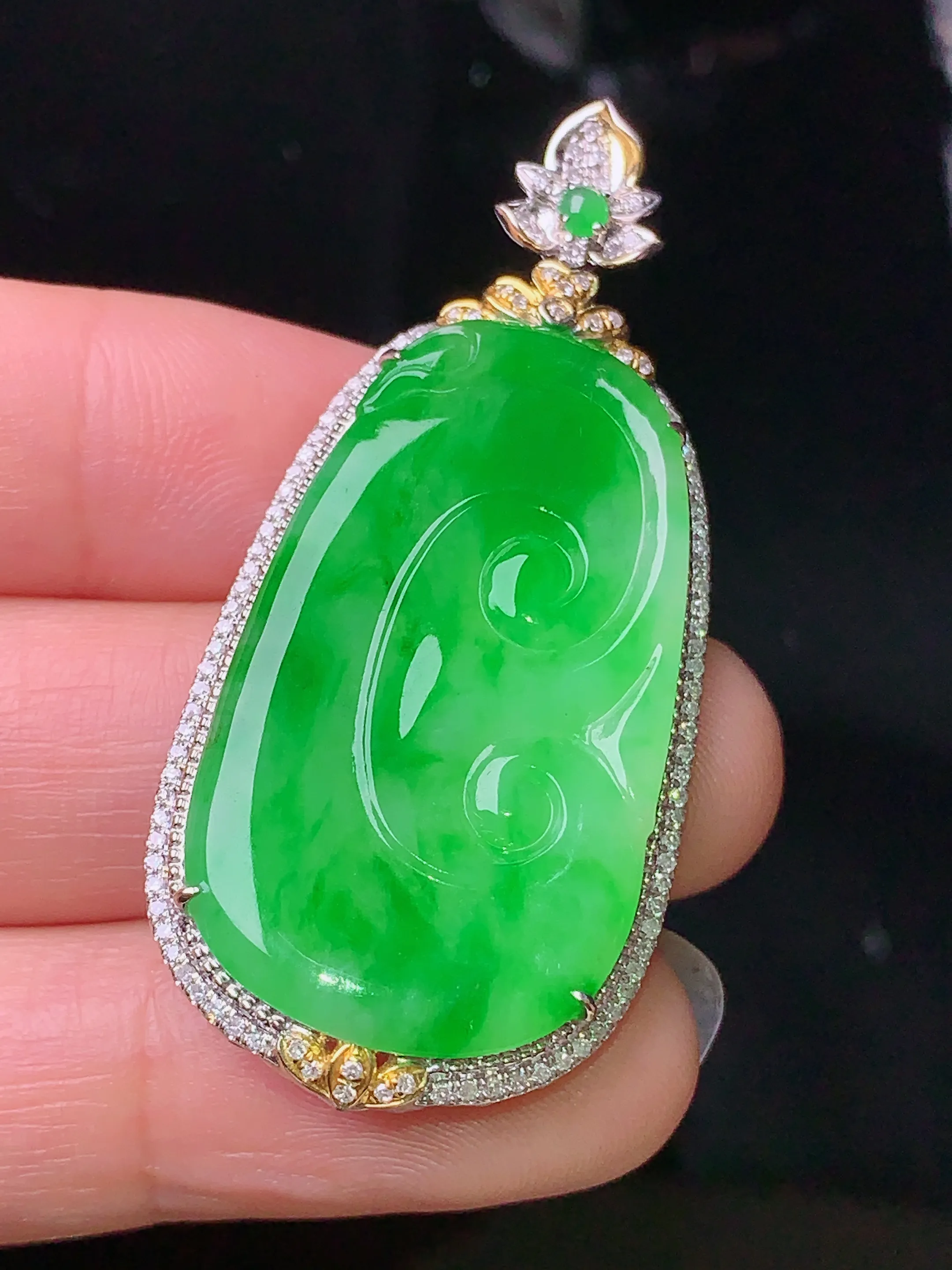 18k金钻镶嵌翠绿如意吊坠 玉质细腻 色泽清新艳丽 整体尺寸48*22.3*6.2