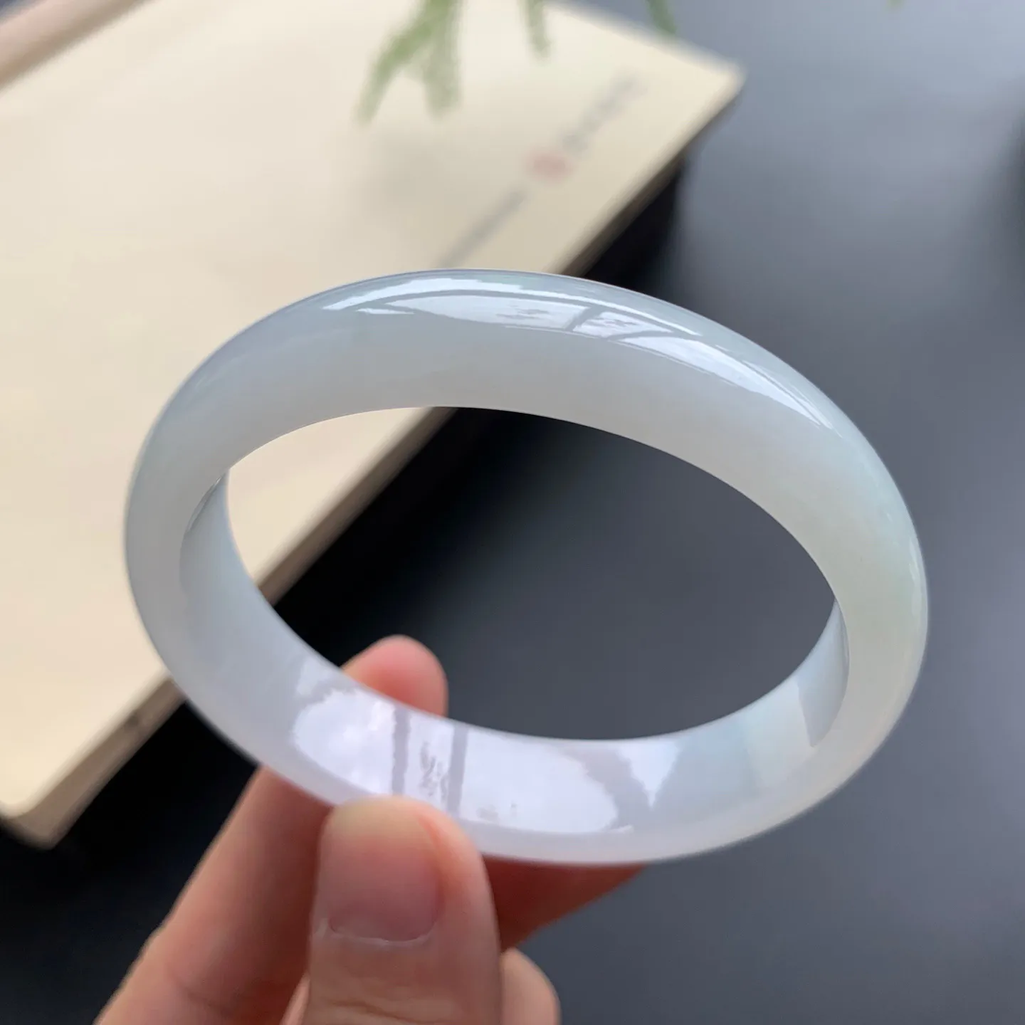 52.8圈口细糯贵妃手镯 尺寸：52.8-45.6-12.2-5.8，无纹裂，细腻光滑，清爽干净