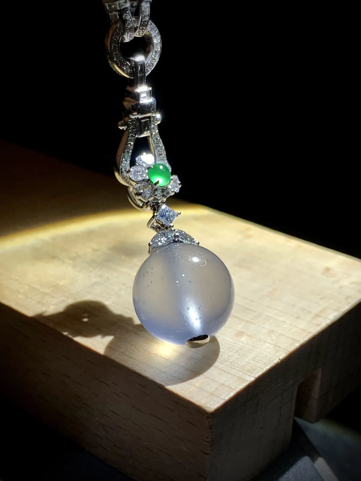 高品质珠子吊坠，28.2-13.3-13.3mm，
18K金，南非钻，翡翠绿蛋面，不配图链