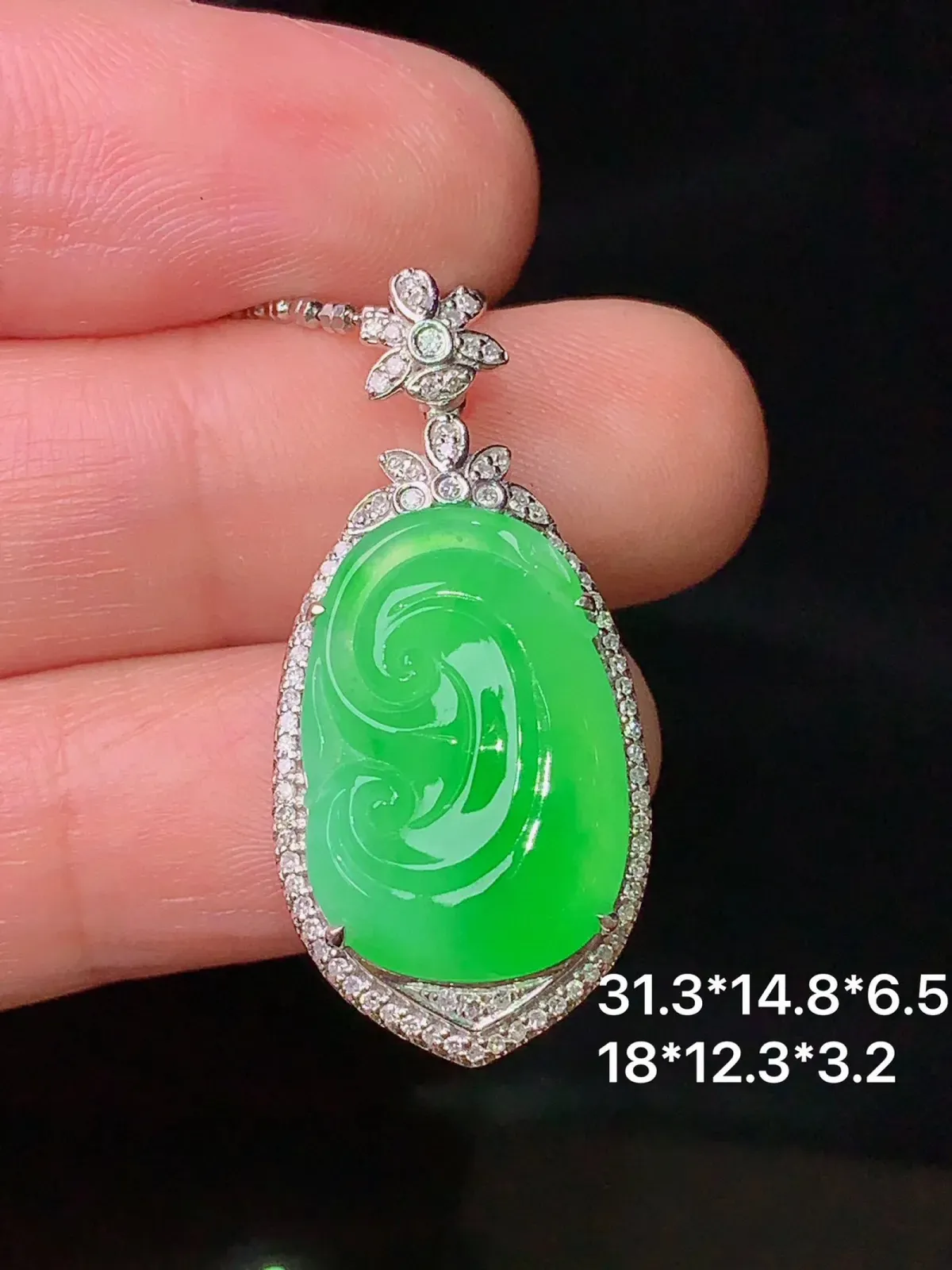18k金钻镶嵌翠绿如意吊坠 玉质细腻 色泽艳丽 整体尺寸31.3*14.8*6.5