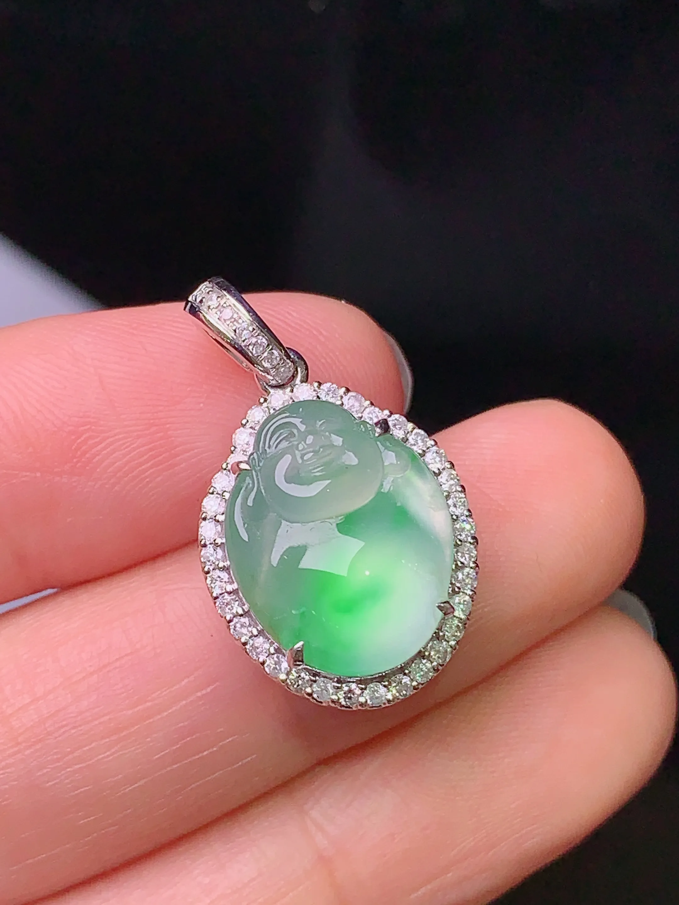 18k金钻镶嵌冰种飘绿佛公吊坠 玉质细腻 色泽清新艳丽 整体尺寸24.5*14.3*10.2