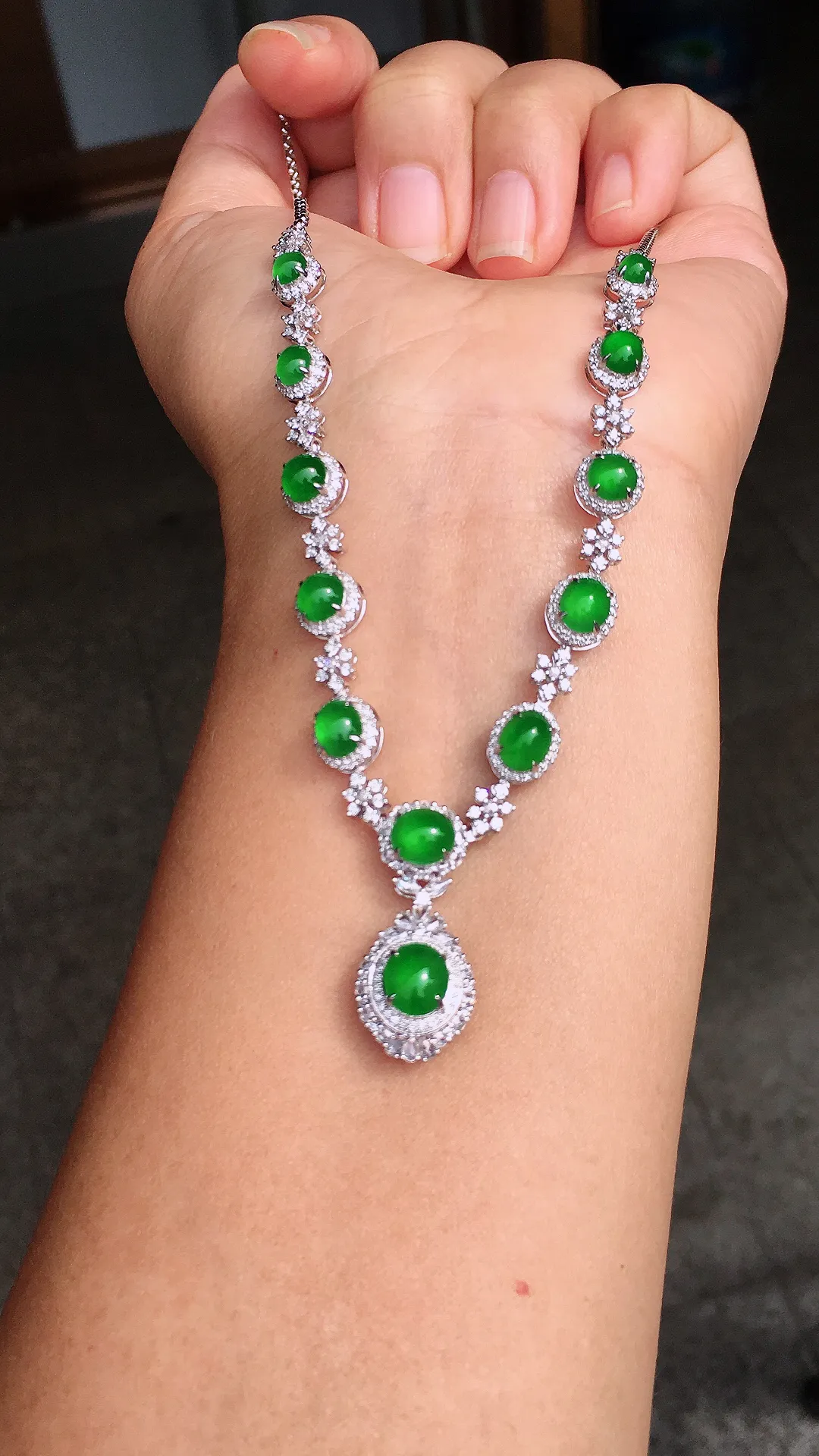 阳绿蛋面晚装项链，色泽均匀艳丽，玉质细腻，荧光感超
强，饱满圆润，尽显优雅气质，18k
金豪华镶嵌