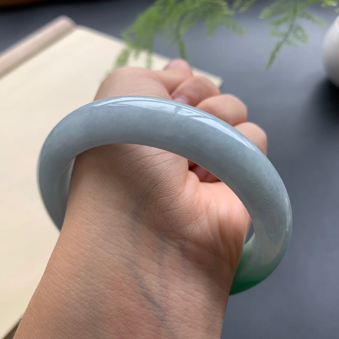 57.8圈口飘绿正圈手镯 尺寸：57.8-12.5-10，无纹裂，细腻光滑，色泽靓丽